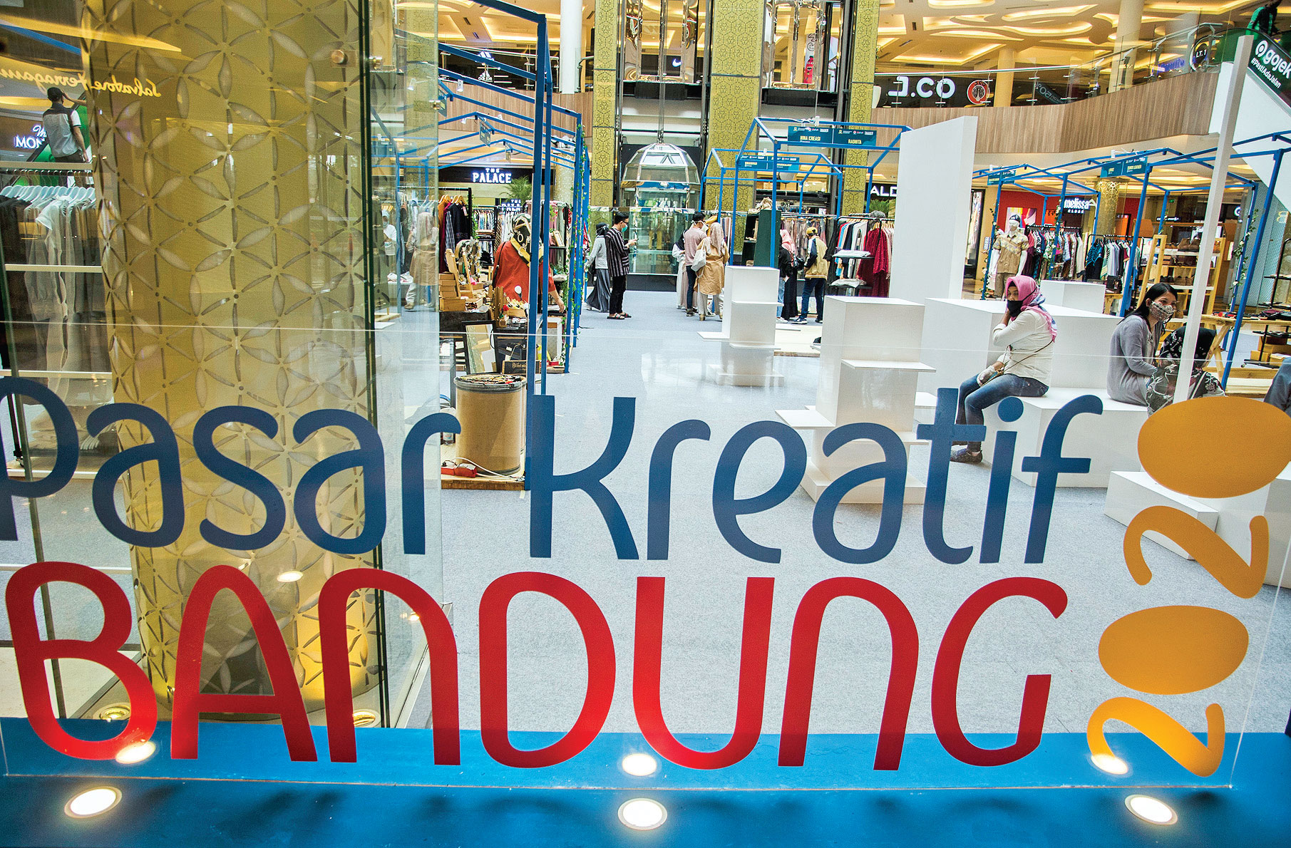 PASAR KREATIF BANDUNG: Pengunjung melihat sejumlah produk UMKM yang dijual saat acara Pasar Kreatif Bandung 2020 di Trans Studio Mall, 