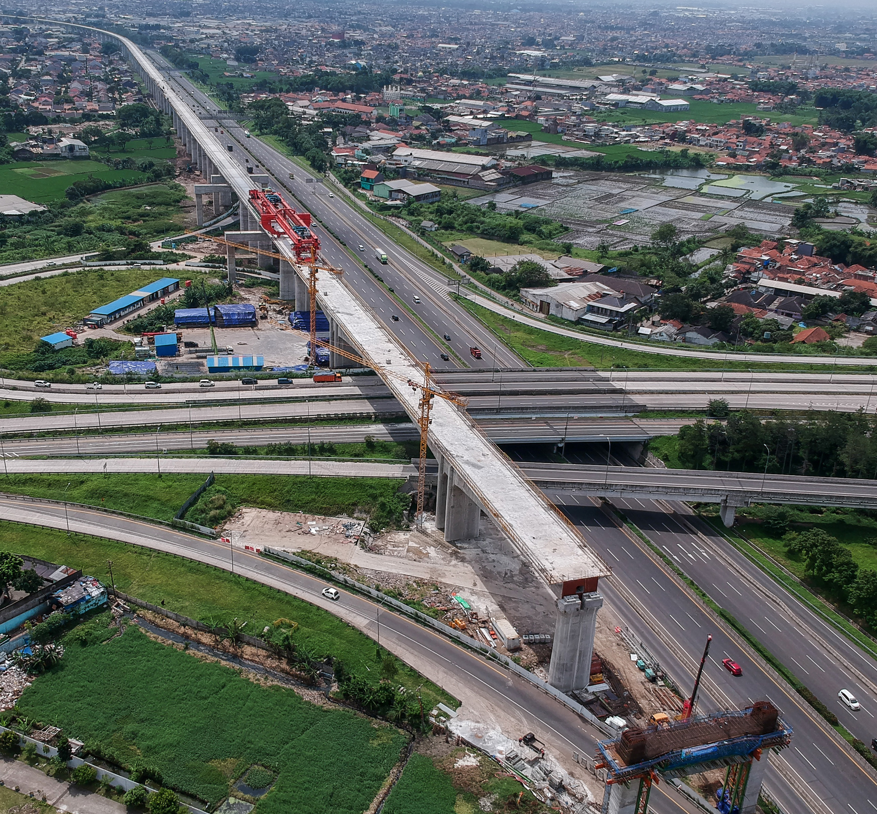  Foto udara konstruksi untuk jalur kereta cepat Jakarta-Bandung di samping Jalan Tol Purbaleunyi di Pasir Koja, Bandung Jawa Barat, Minggu.