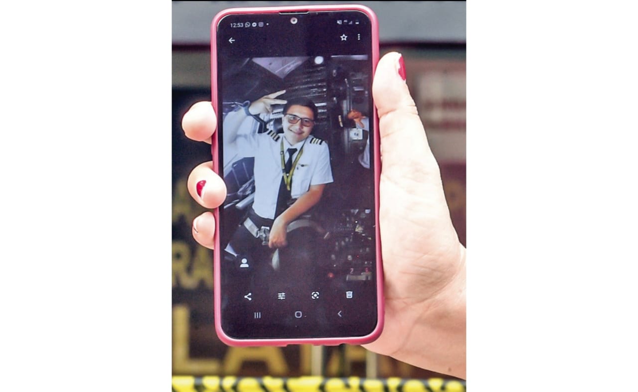 Keluarga kopilot pesawat Sriwijaya Air SJ-182 Diego Enrile Mamahit menunjukkan foto diri kru pesawat tersebut.