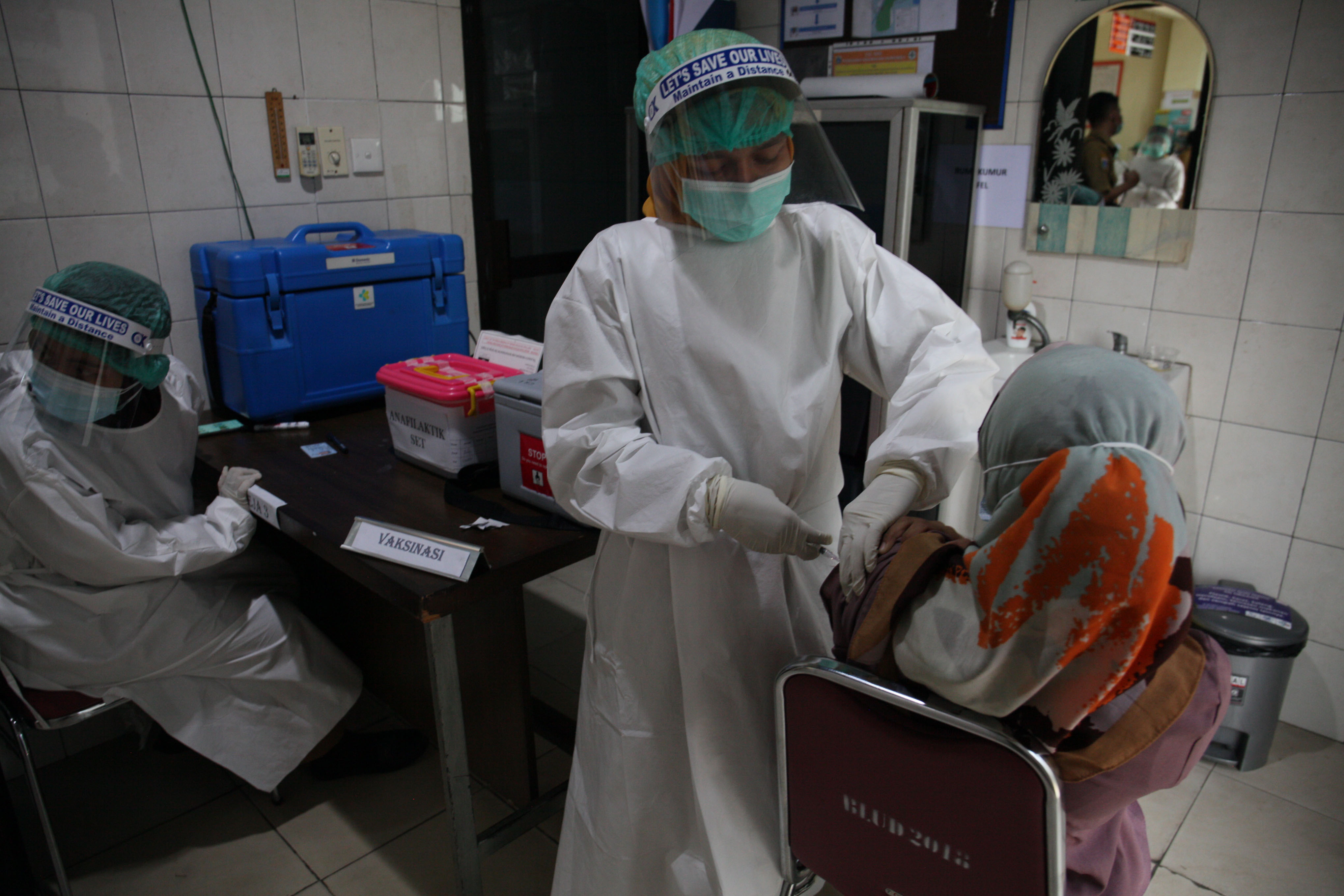 Simulasi vaksin covid-19 kepada tenaga medis.