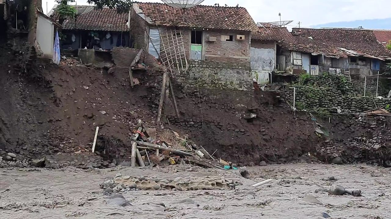 Kerusakan hutan lindung Gunung Slamet berdampak longsor di Brebes wilayah selatan