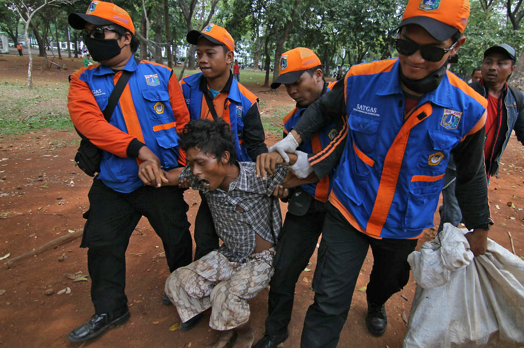 Ilustrasi Petugas Dinas Sosial DKI Jakarta menangkap gelandangan dan pengemis (gepeng) 