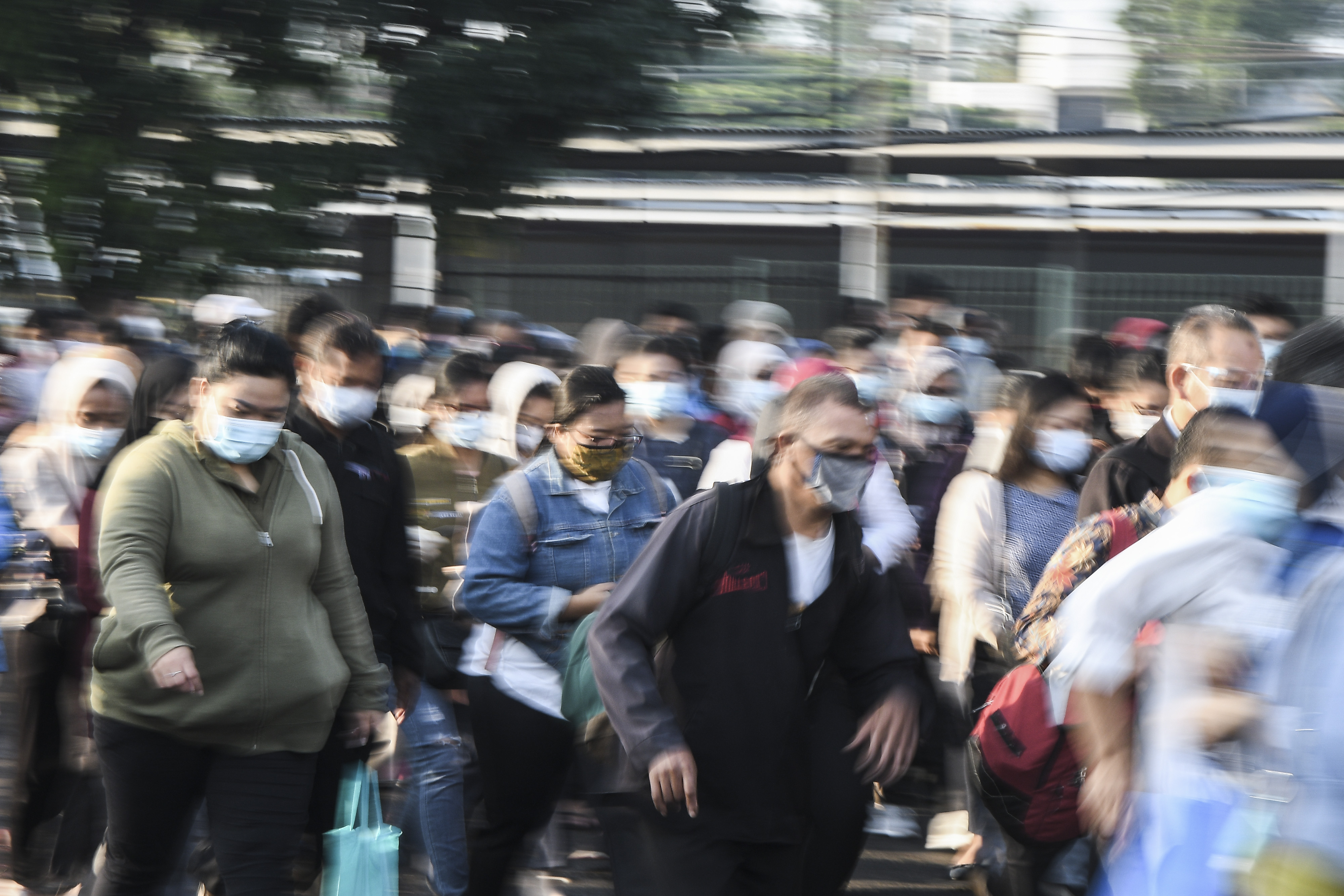 Sejumlah calon penumpang berjalan menuju pintu masuk Stasiun Bekasi, Jawa Barat.