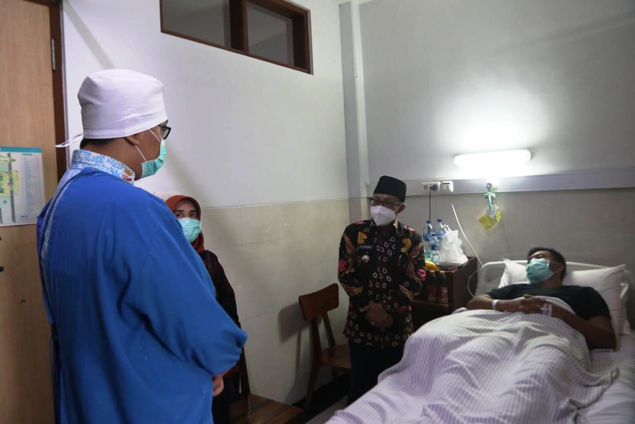 Wali Kota Malang Sutiaji mengunjungi petugas PSC Dinkes berisial A di Rumah Sakit Panti Waluya (RKZ) Malang, Jawa Timur, Jumat (29/1).