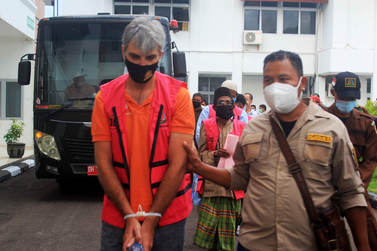 Kejati NTT menahan 13 tersangka korupsi penjualan tanah milik Pemkab Manggarai Barat seluas 30 hektare.