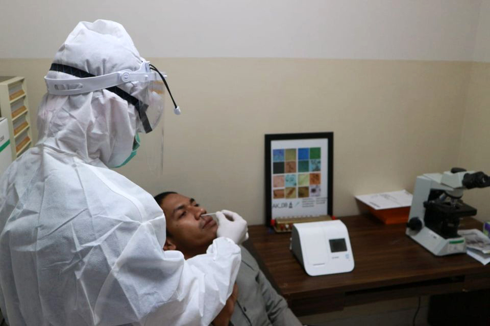 Tenaga kesehatan di Kupang melakukan tes Covid-19