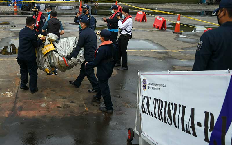 Pencarian korban SJ-182