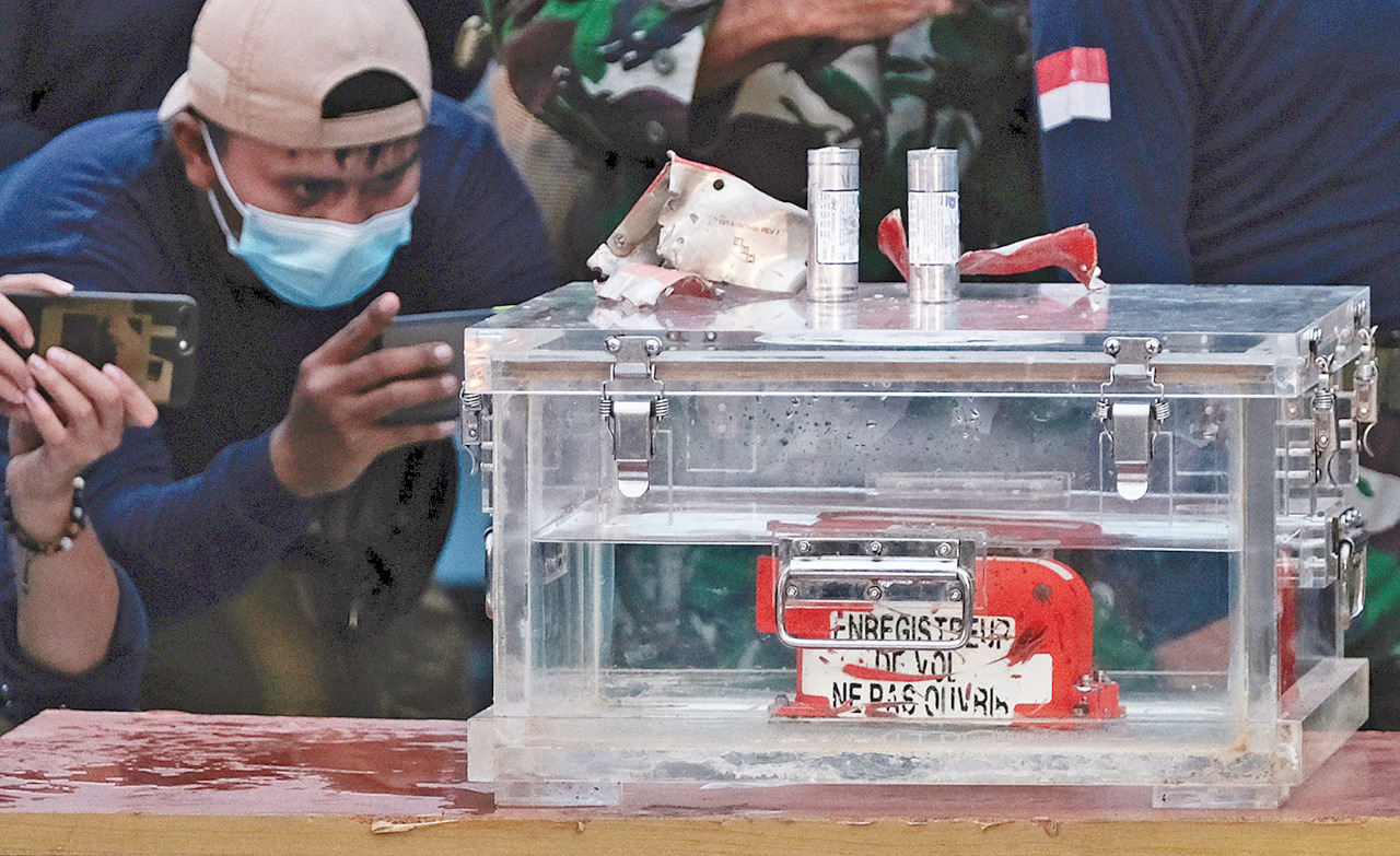 Flight data recorder (FDR) yang merupakan bagian dari kotak hitam pesawat Sriwijaya Air SJ-182 diperlihatkan di Pelabuhan JICT 2.