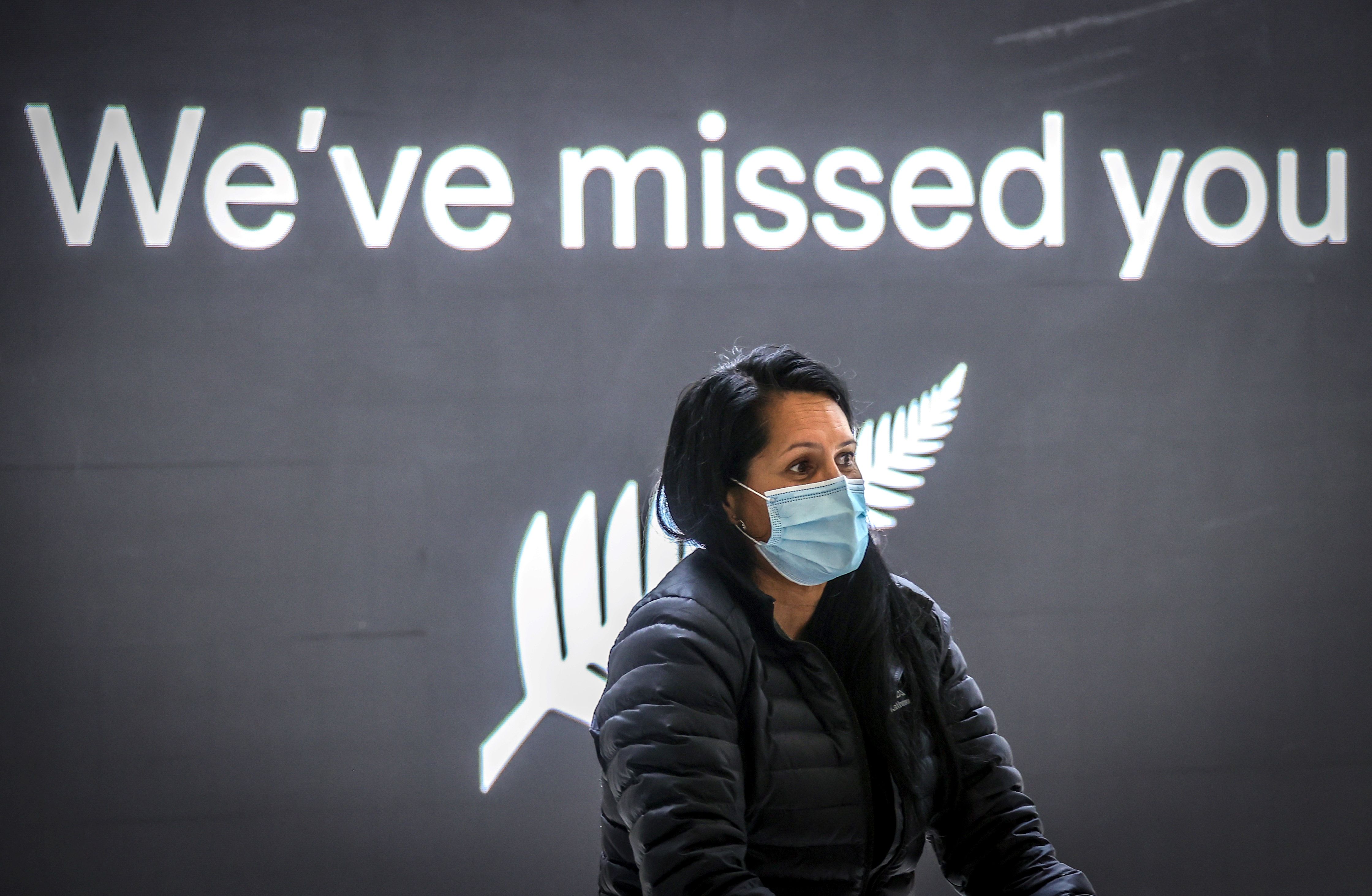 Pelancong asal Selandia Baru tiba di Bandara Internasional Sydney, Australia.