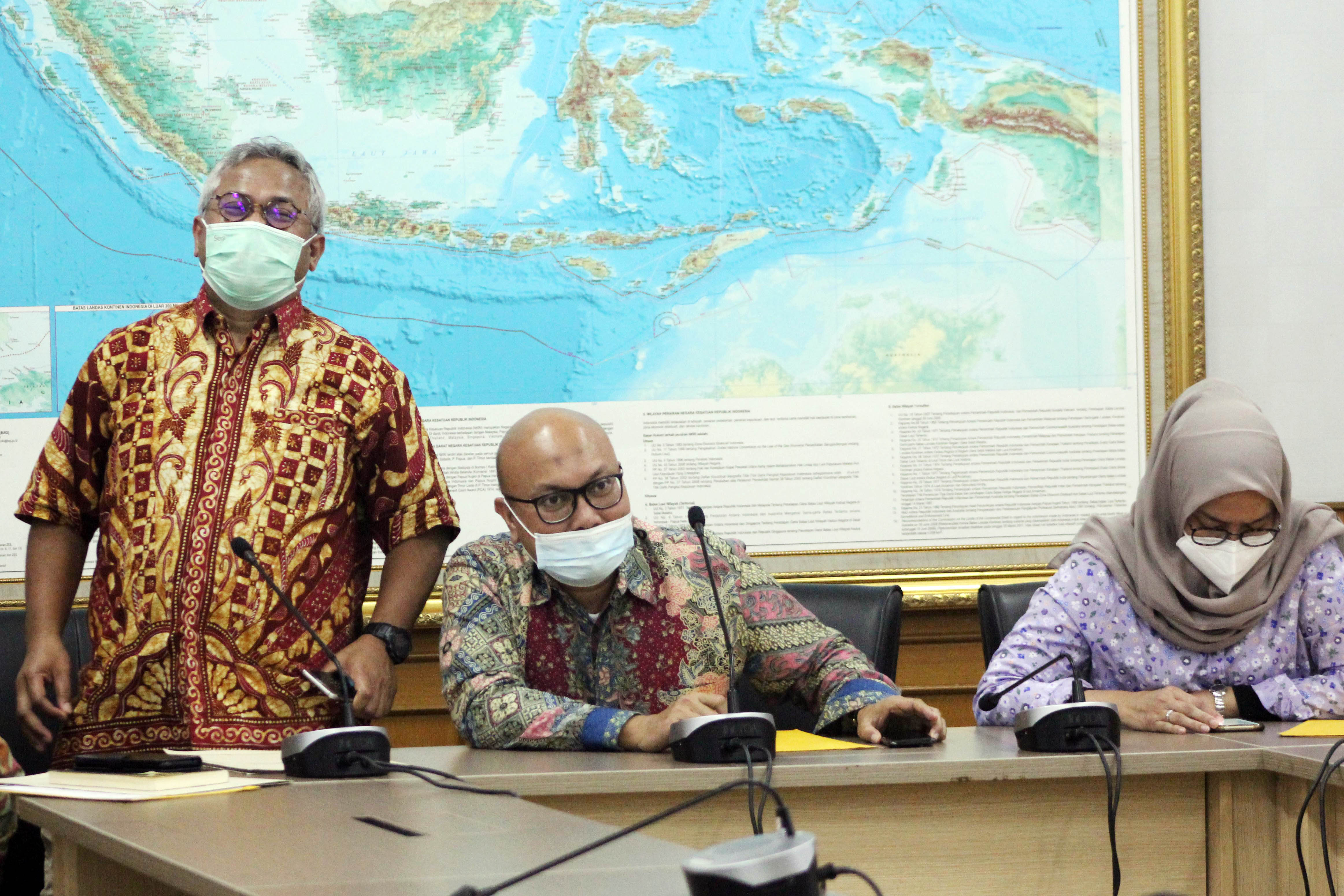 Plt Ketua KPU Ilham Saputra (tengah) bersama mantan Ketua KPU yang diberhentikan DKPP Arief Budiman (kiri) dan anggota KPU Evi Novida.