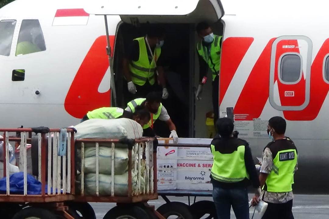 Ribuan Vaksin Covid-19 Sinovac untuk Flotim dan Lembata Tiba di Bandara Gewayan Tana.