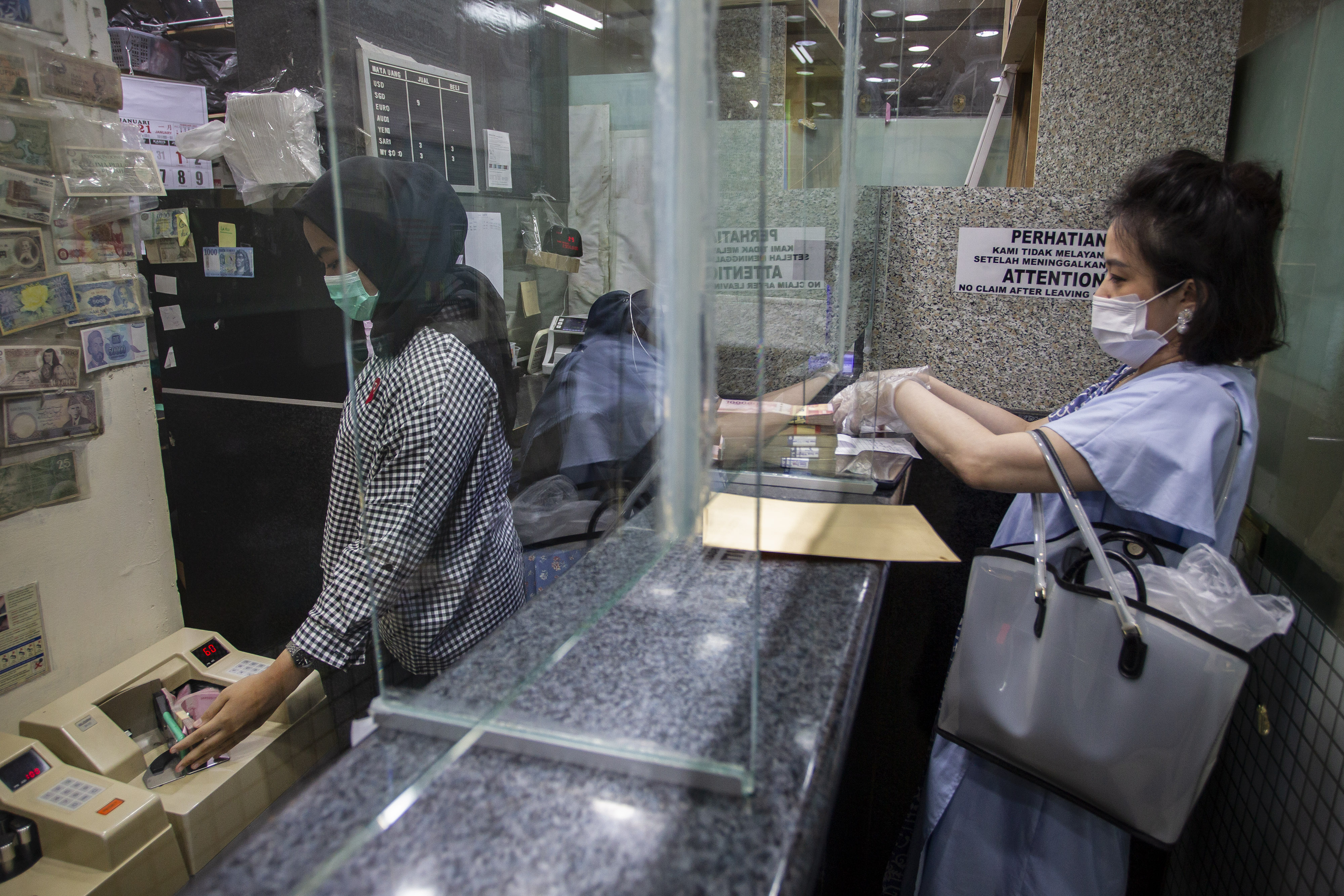 Suasana di gerai penukaran mata uang asing di Jakarta