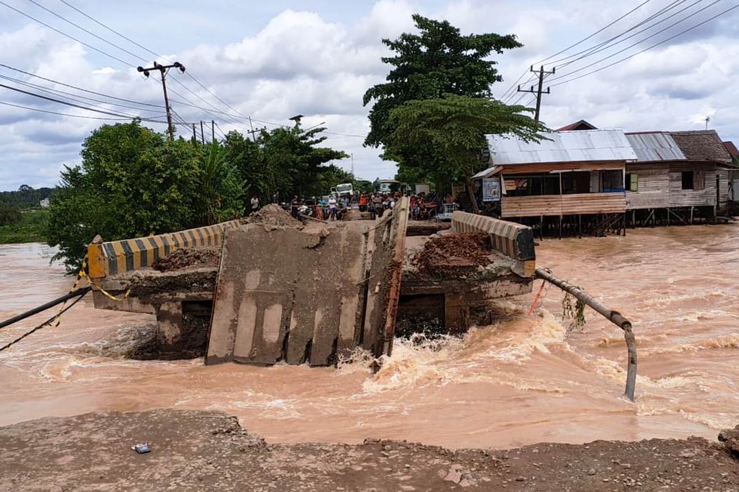 Kondisi jembatan Astambul pada ruas jalan trans Kalimantan di Kabupaten Banjar yang terputus.