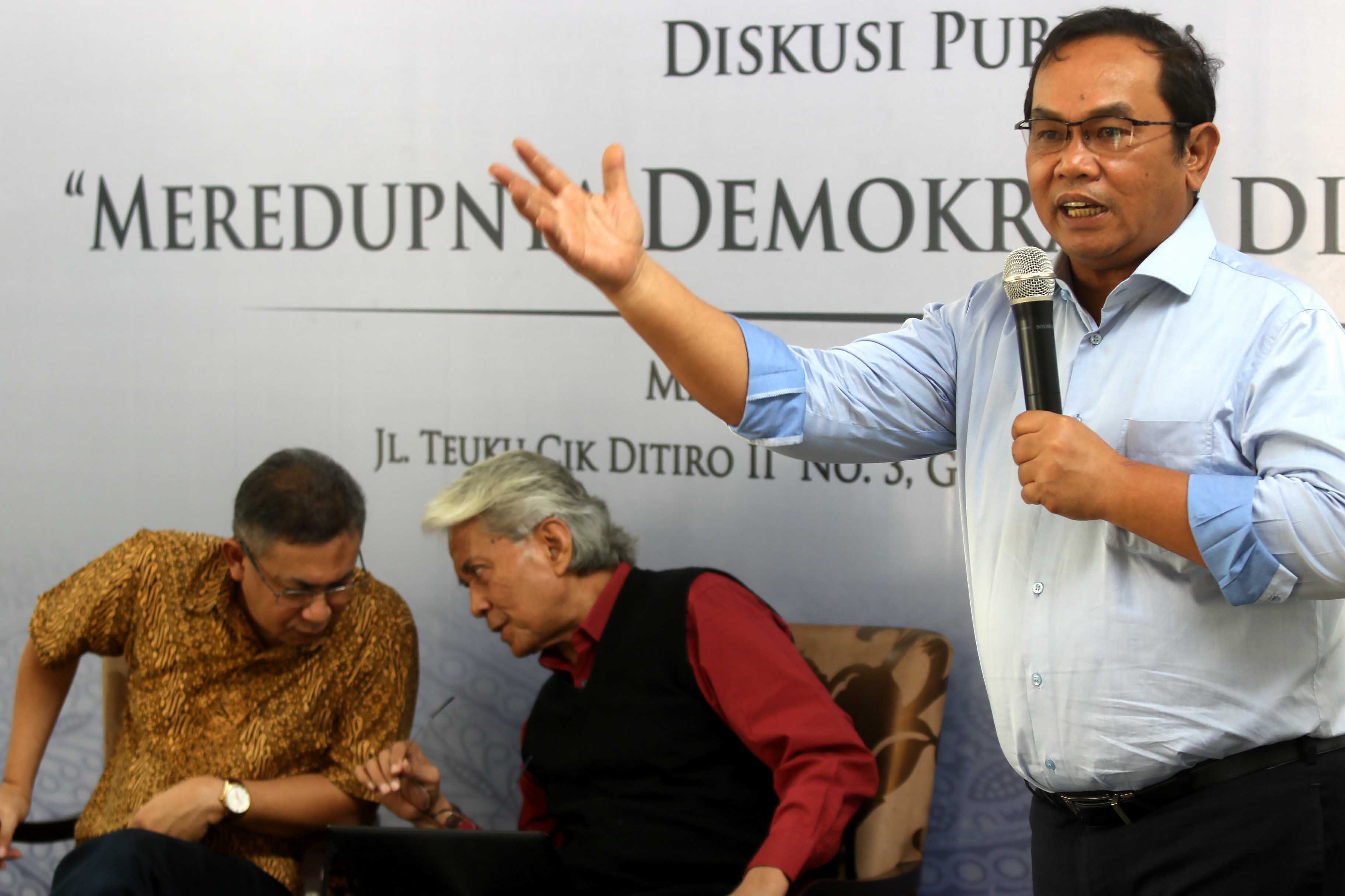 Pendiri SMRC Saiful Mujani (berdiri) saat menghadiri diskusi politik demokrasi di Indonesia di di Kantor SMRC, Jakarta tahun 2019.