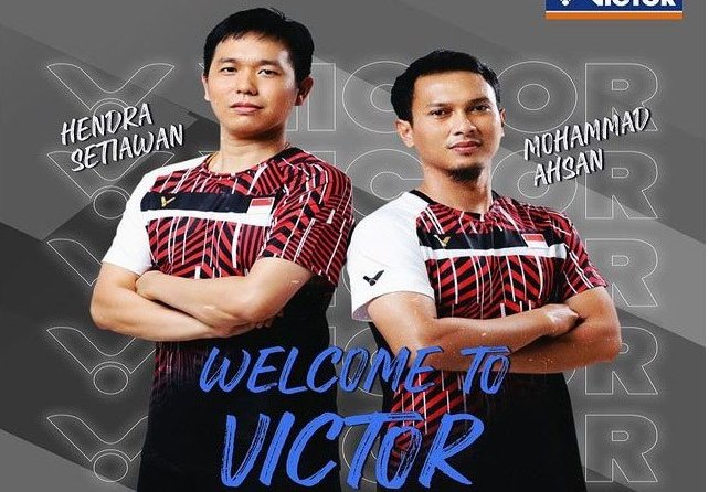 Pebulu tangkis ganda putra Hendra Setiawan (kiri) dan Mohammad Ahsan dengan seragam baru mereka.