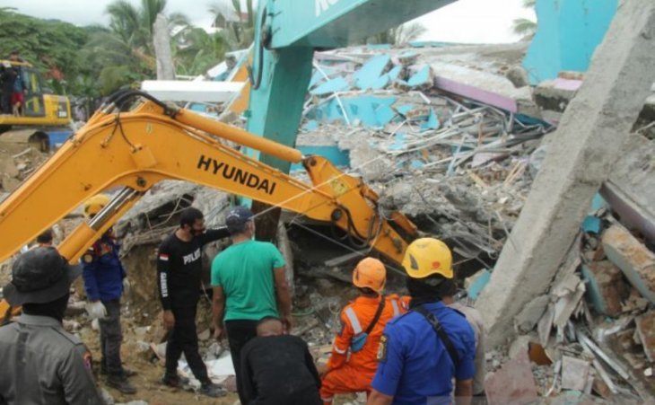 Sejumlah petugas dengan alat berat mencari korban di Rumah Sakit Mitra Manakarra yang runtuh akibat gempa bumi, di Mamuju, Sulawesi Barat.