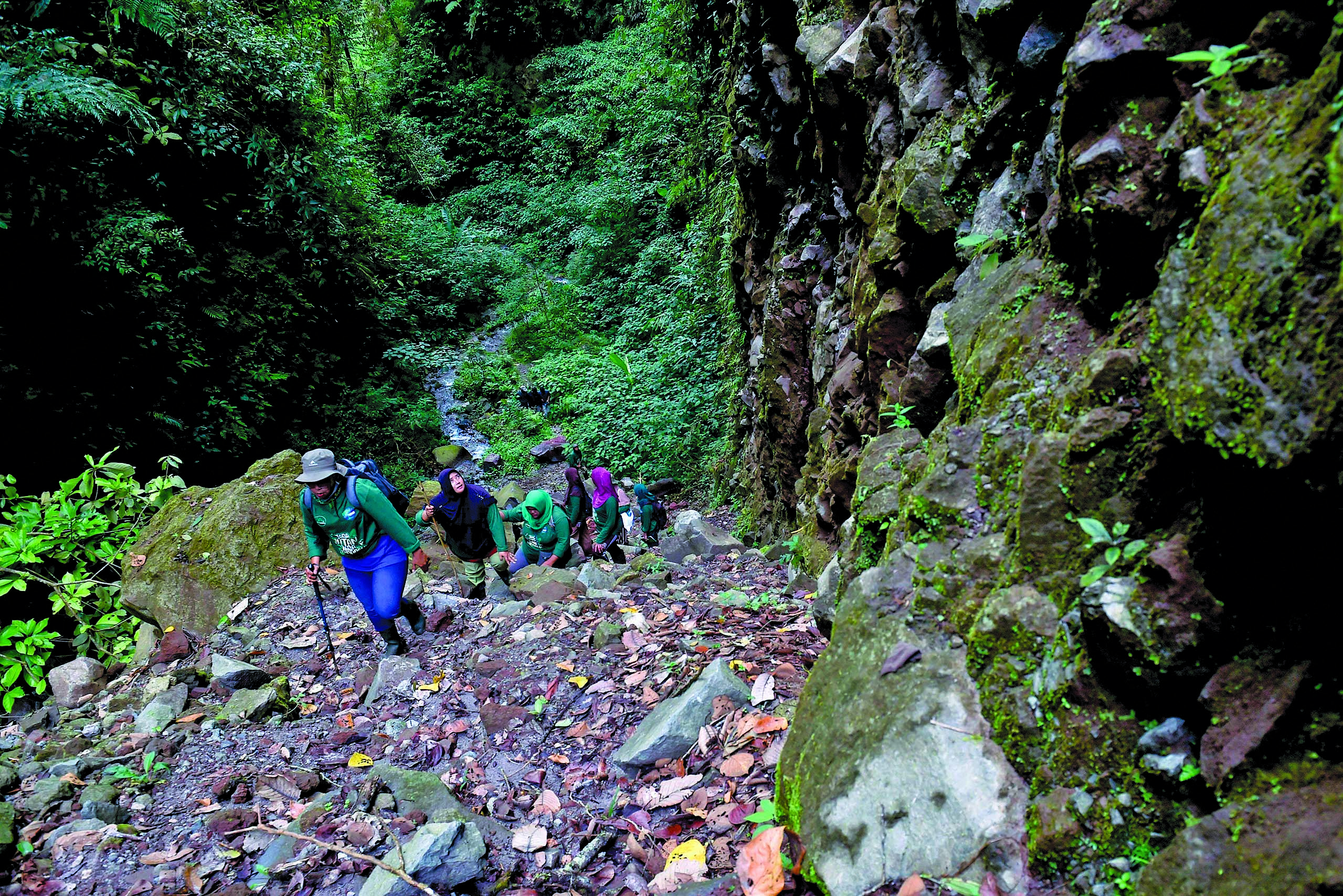 Melintasi medan terjal saat berpatroli di hutan Bener Meriah.