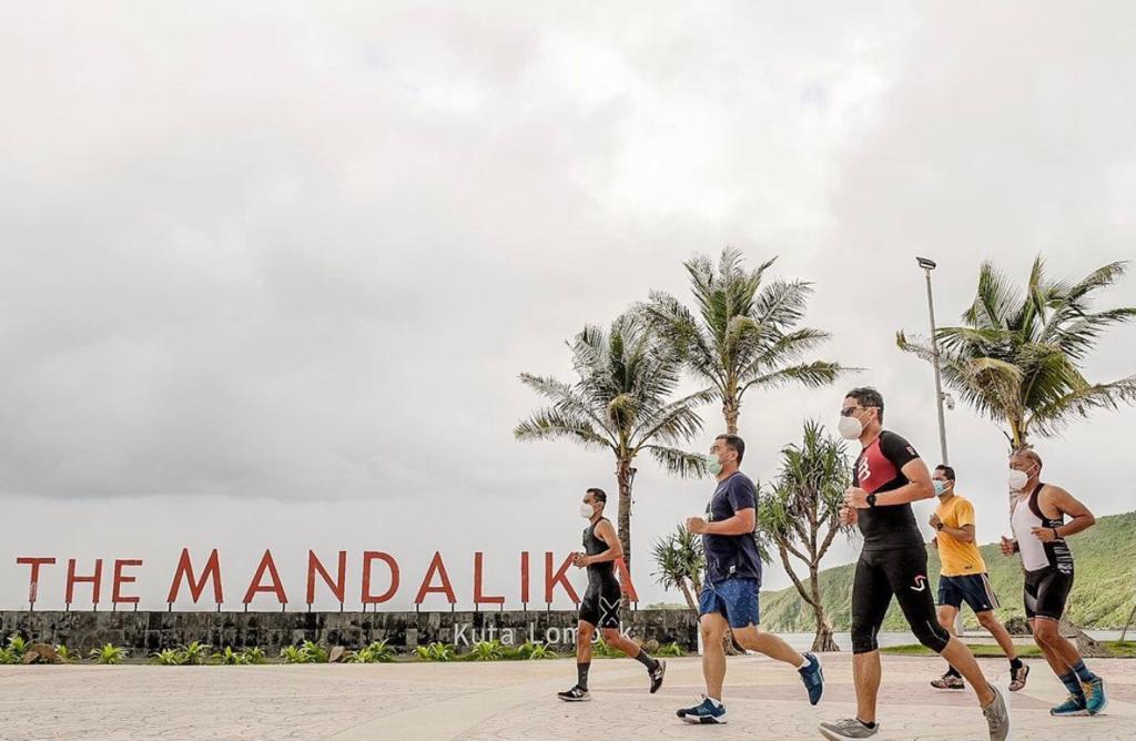 Sandiaga juga menjajal triathlon trial di kawasan The Mandalika.