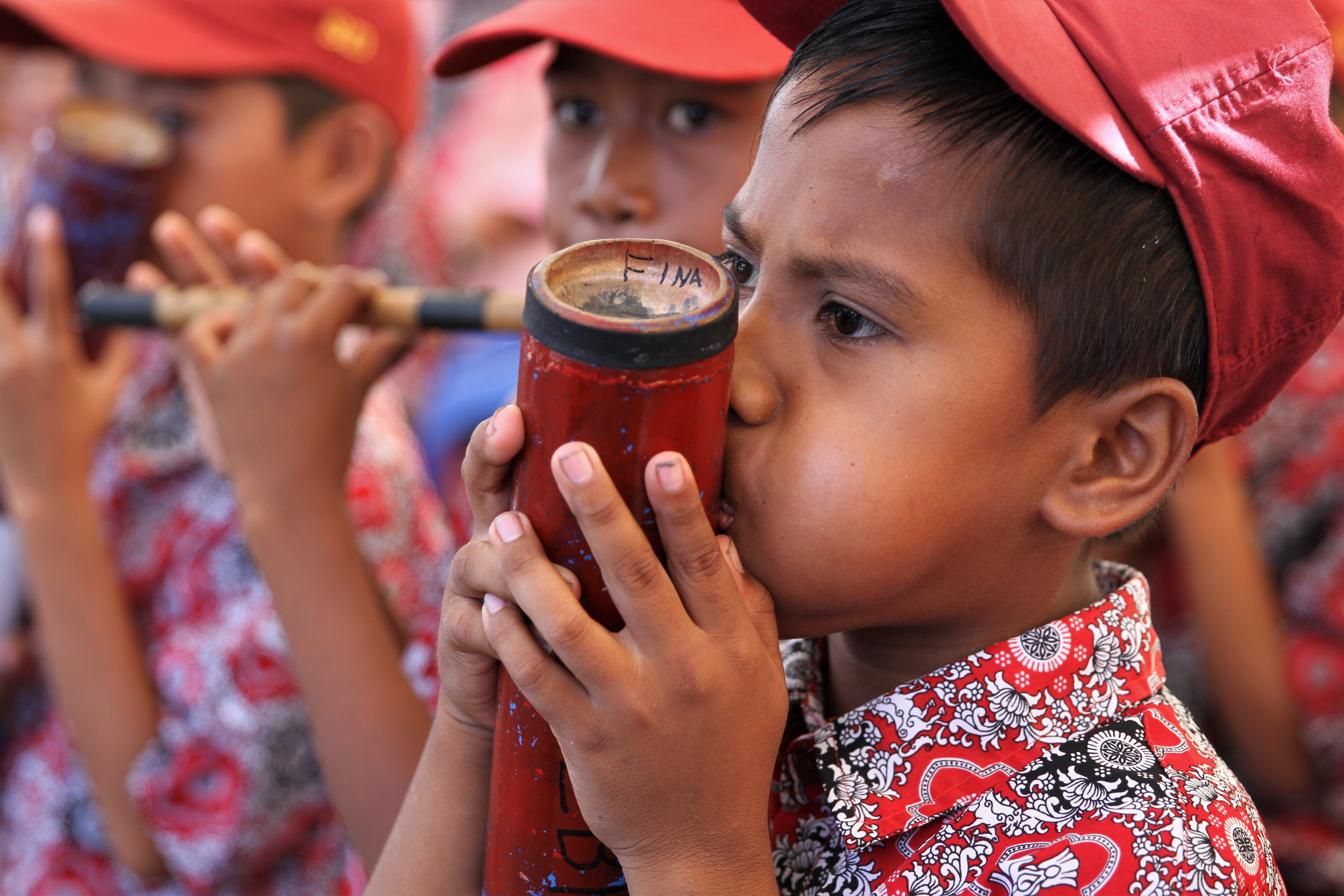 Sejumlah anak meniup alat musik bambu saat kampanye anti kekerasan kepada anak di MTQ Square Kendari, Kendari, Sulteng, Minggu (13/10/2019).