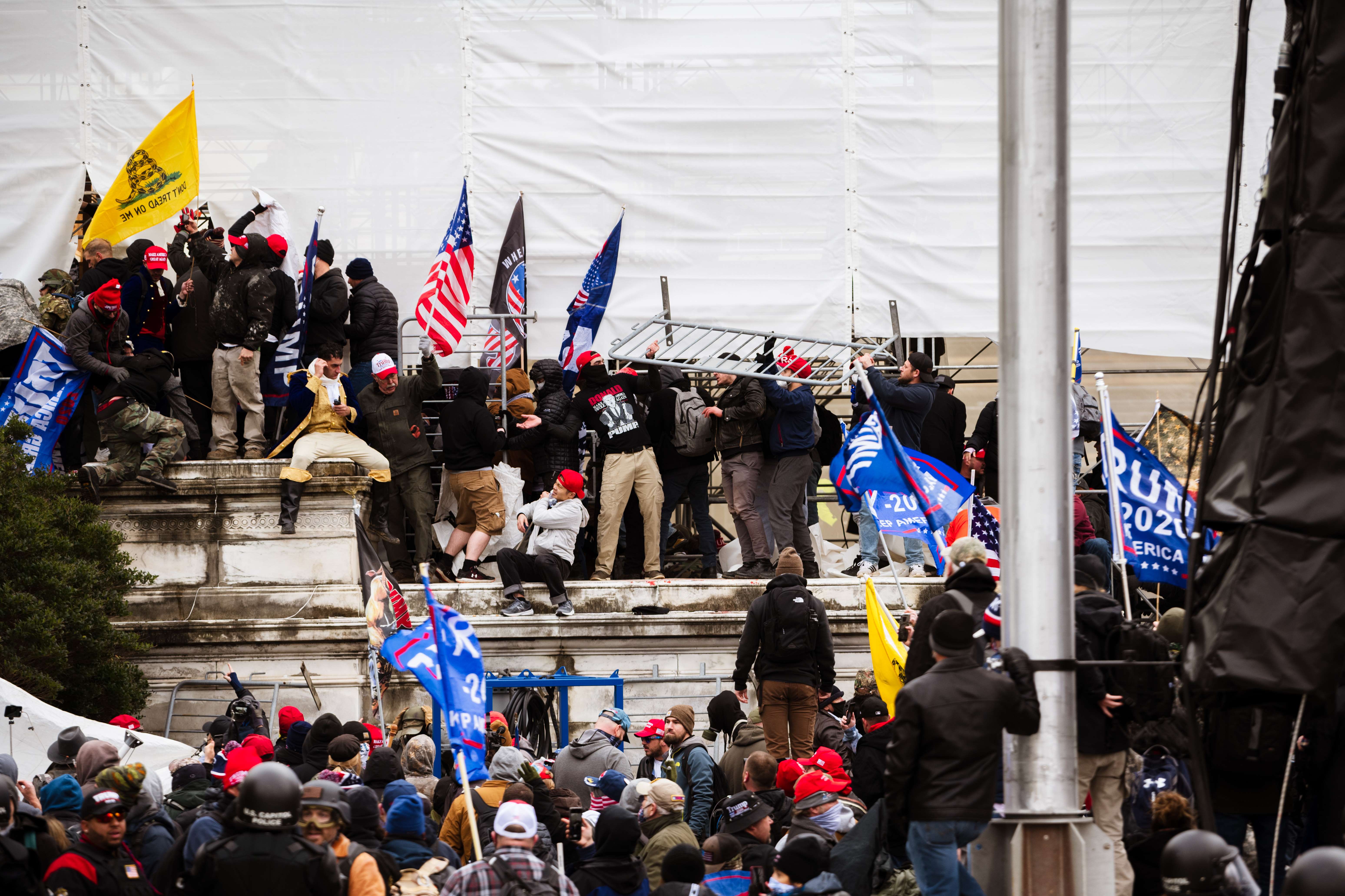 Pendukung Presiden AS Donald Trump memanjat gedung Capitol di Washington DC untuk mencegah pengesahan kemenangan Joe Biden.