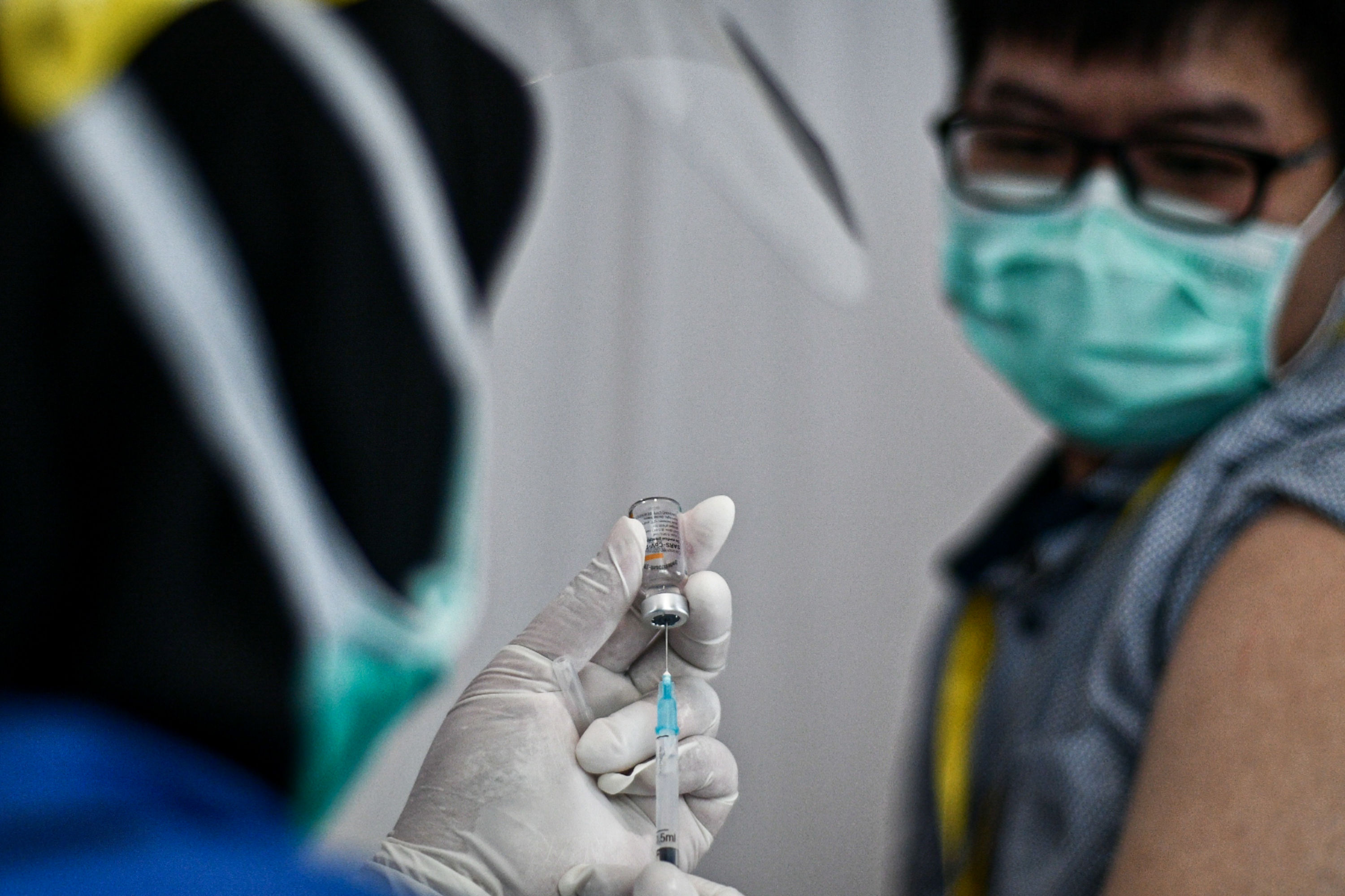 Sejumlah tenaga kesehatan menjalani vaksinasi di Rumah Sakit Darurat (RSD) Wisma Atlet, Jakarta, Rabu (20/1/2021).