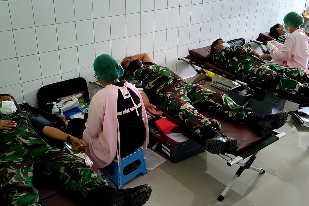 Anggota TNI yang pernah positif dan dinyatakan sembuh dari covid-19 dari Kodim Buleleng mendonorkan plasma convalescent, Kamis (7/1).
