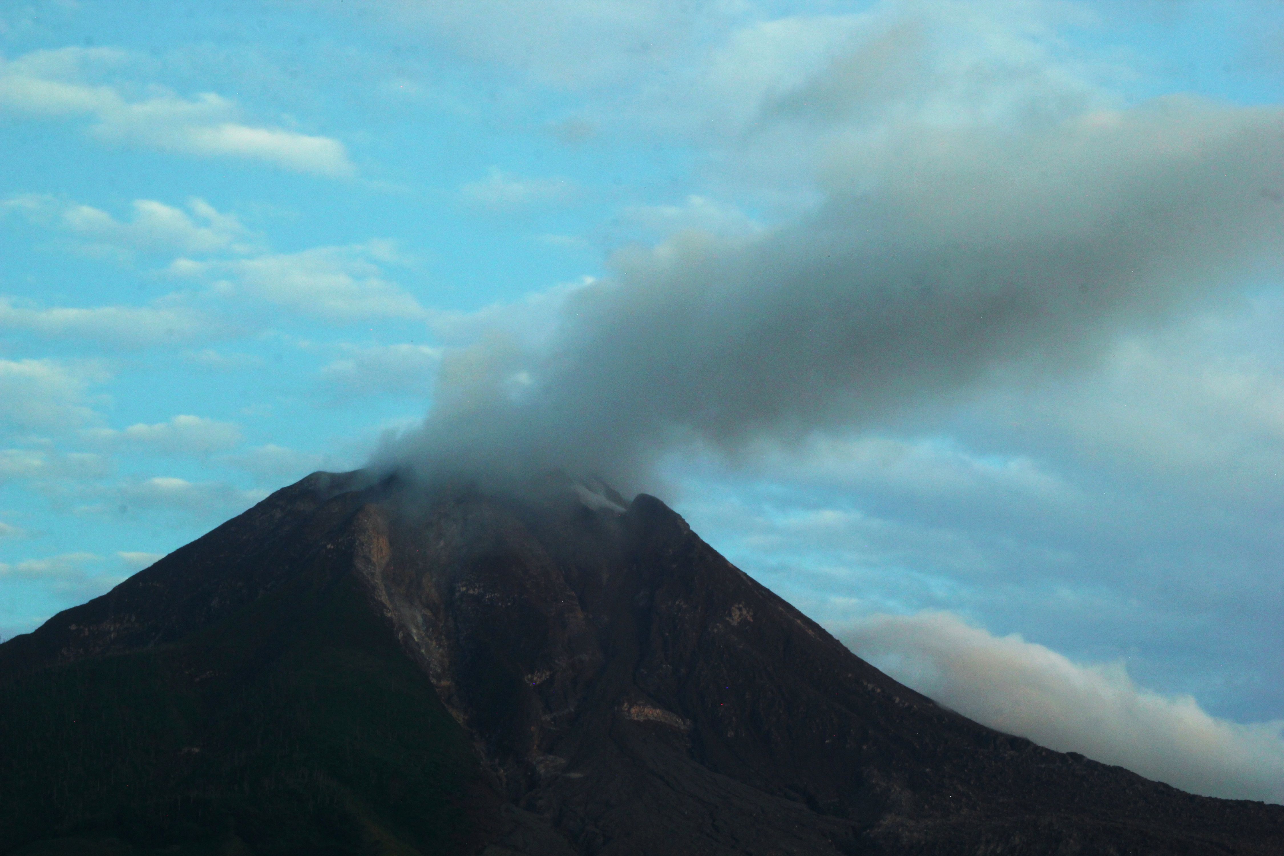 Kepulan asap dari Gunung Sinabung, Sumatra Utara