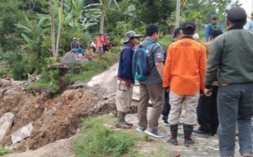 Petugas gabungan BPBD Cianjur, Jawa Barat, bersama dinas terkait melakukan evakuasi warga yang perkampuangannya terancam longsor. 