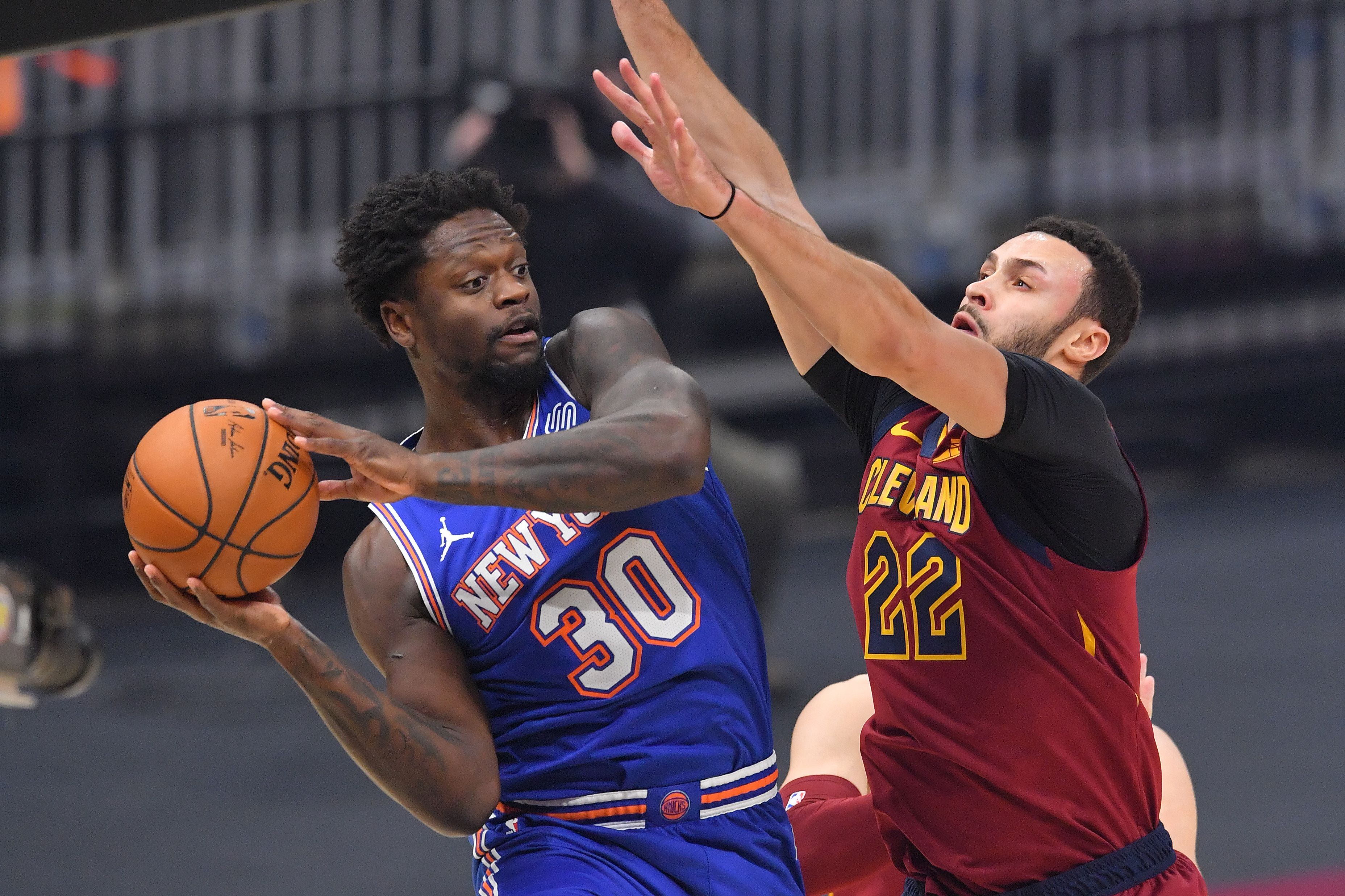 Julius Randle berkaos nomor 30 saat mengoper bola dalam pertandingan antara Claveland-New York Knicks,Jumat (15/1/2021)