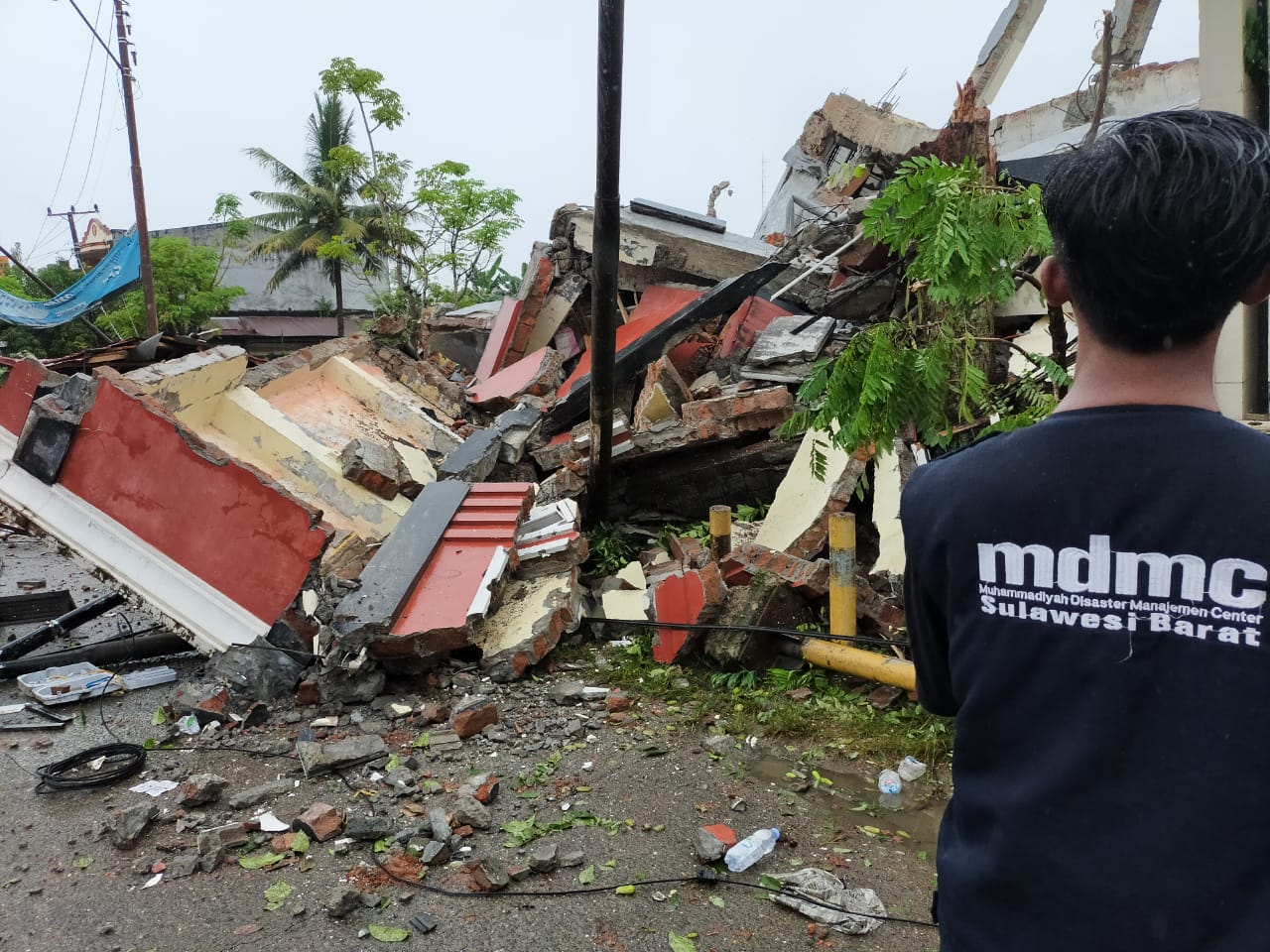 Warga hanya bisa memandang rumah yang runtuh di Kota Mamuju, Sulawesi Barat akibat gempa bumi 6,2 SR, Jumat (15/1/2021).