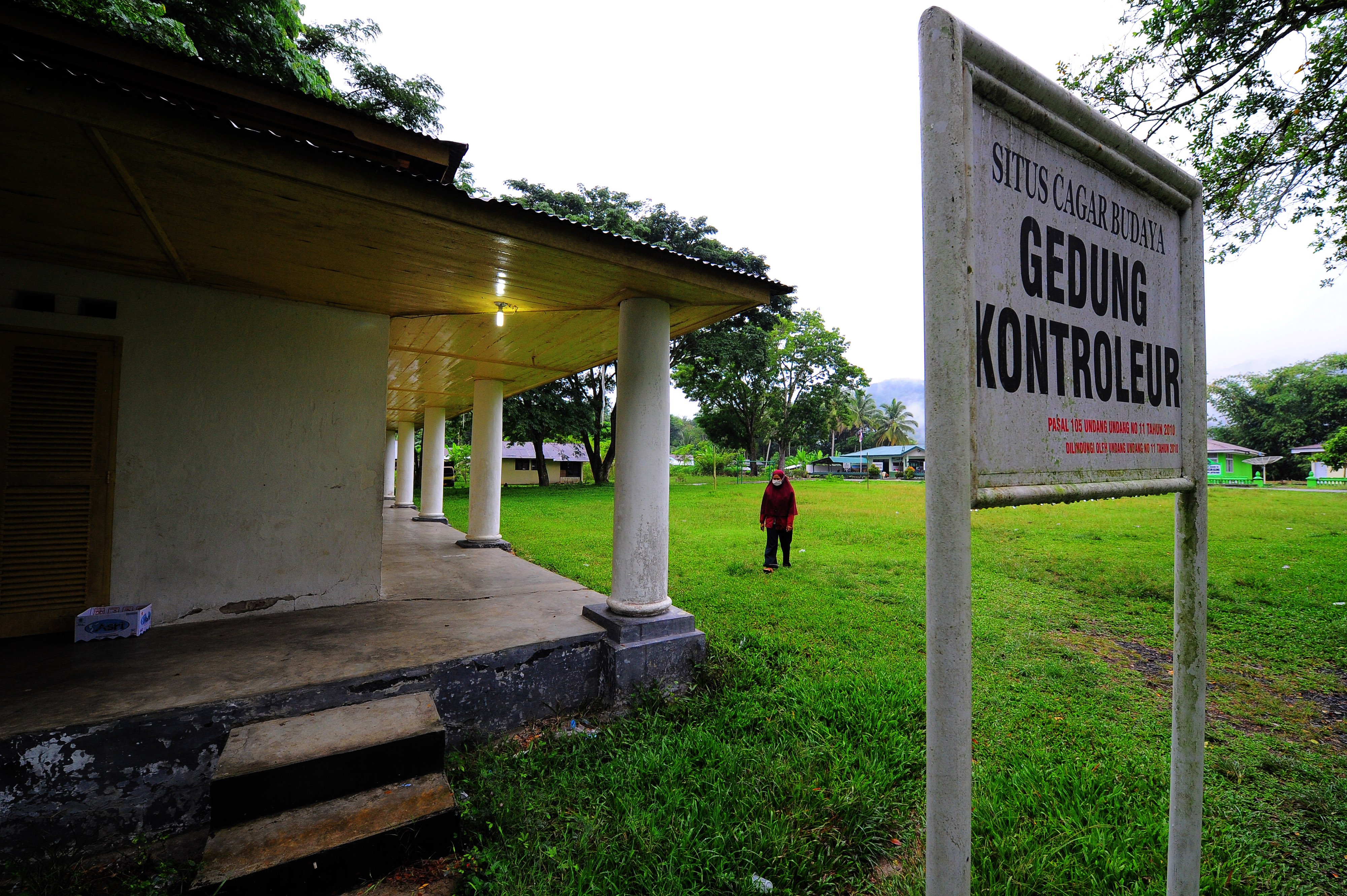  Pengunjung berjalan di dalam kawasan situs cagar budaya Gedung Kontroleur, Pangian, Tanah Datar, Sumatera Barat, Sabtu (9/1)