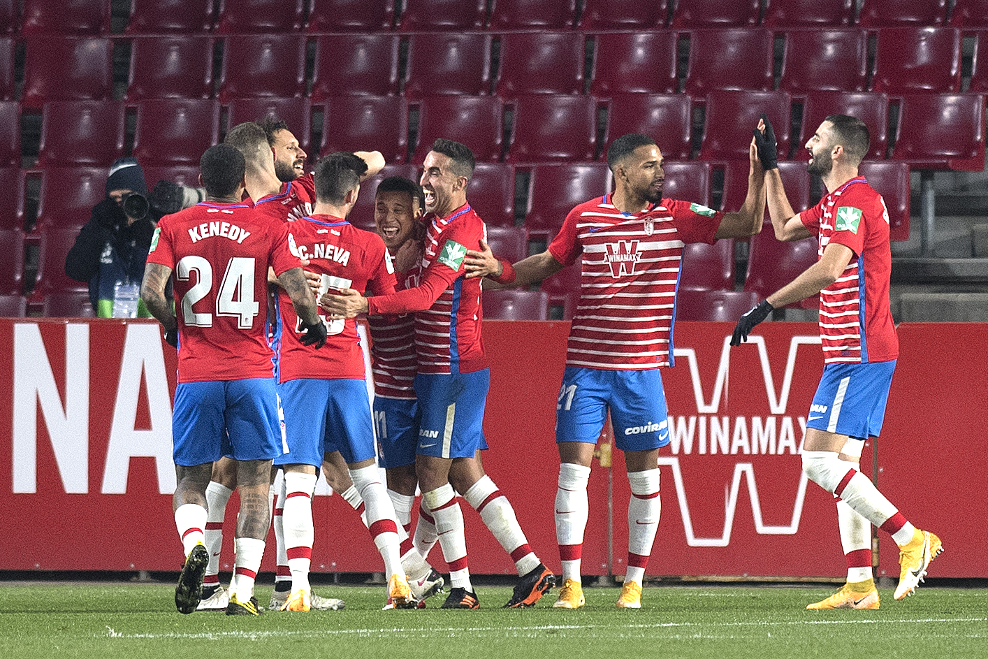 Para pemain Granada melakukan selebrasi usai mencetak gol ke gawang Osasuna di laga La Liga.