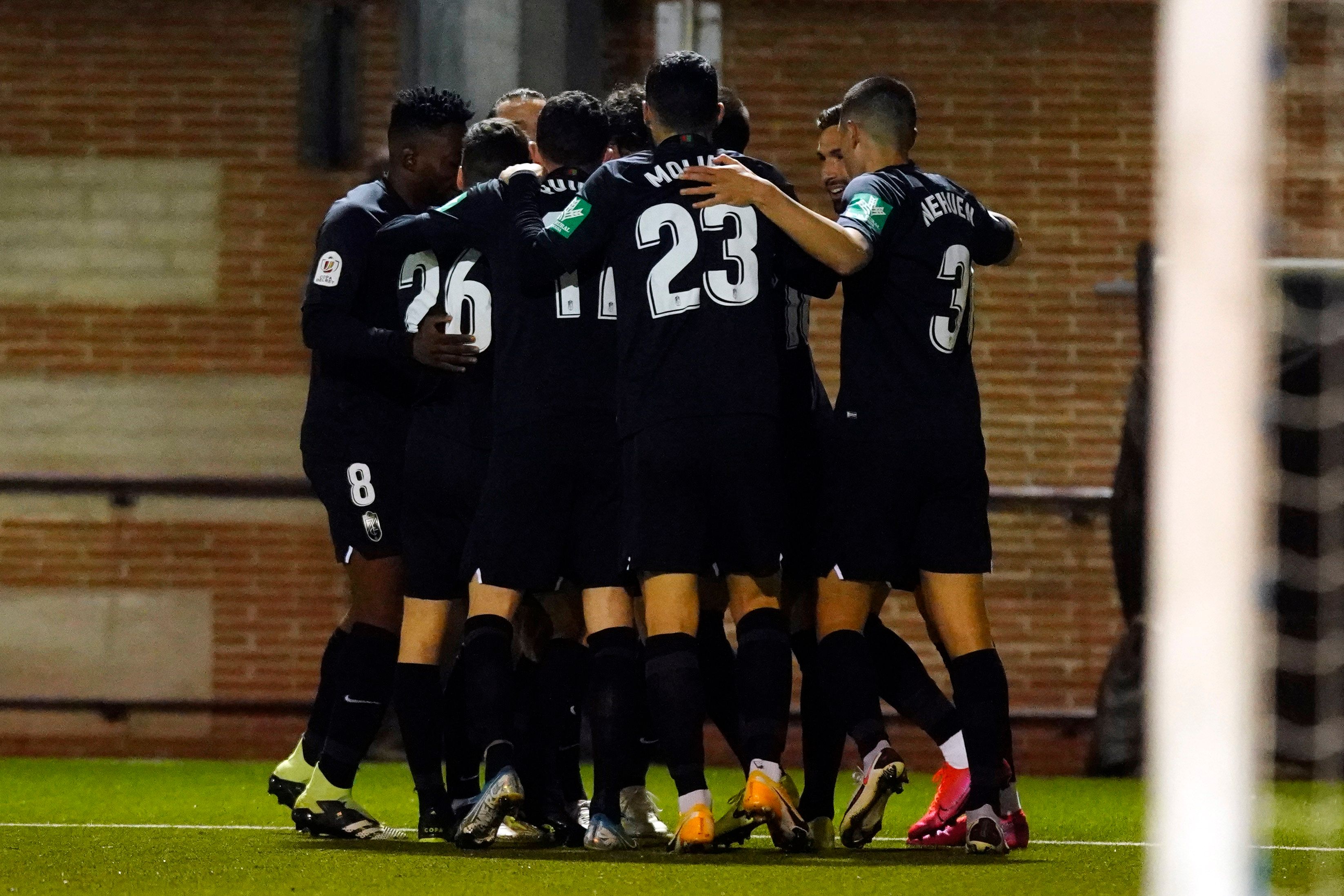 Para pemain Granada melakukan selebrasi usai mencetak gol ke gawang Navalcarnero di laga Copa del Rey.