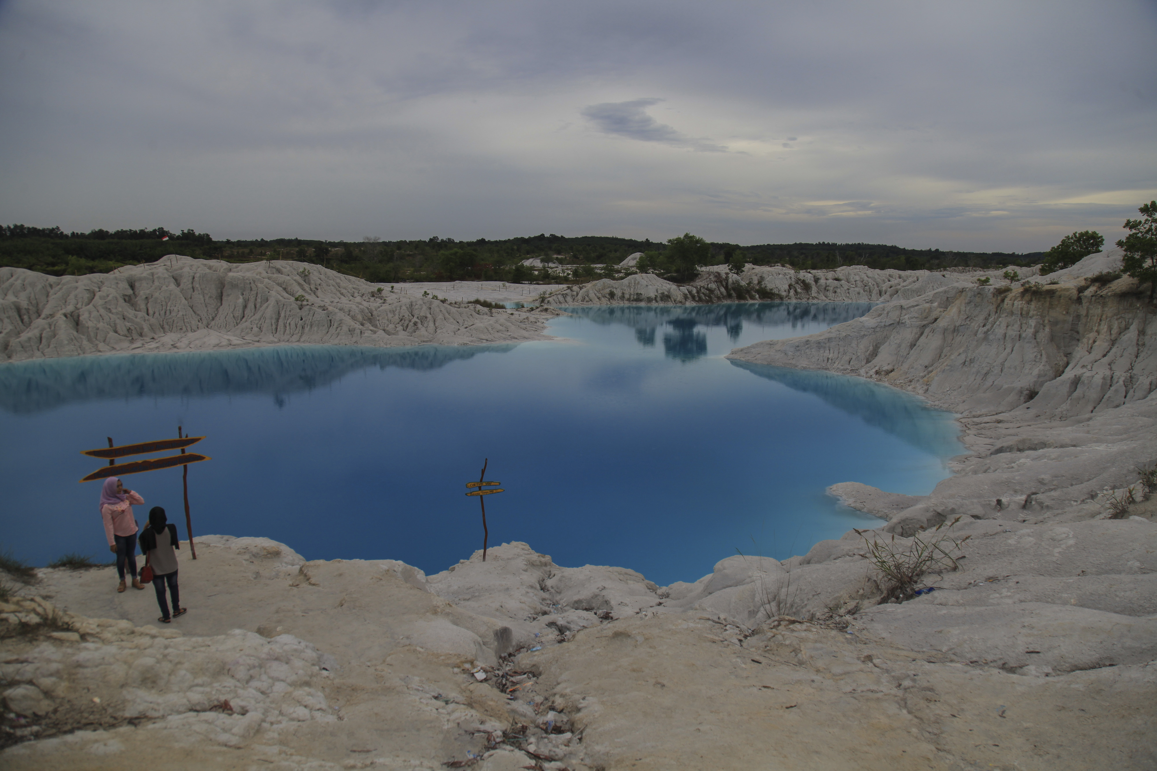 Danau Kaoling di Bangka Belitung yang terbentuk di tanah bekas galian timah