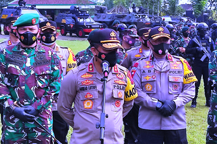 Kapolda Jateng Irjen Pol Ahmad Lutfhi didampingi Kasdam IV/Diponegoro Brigjen TNI Widi Prasetijono, Wakapolda Jateng Brigjen Pol Abioso.