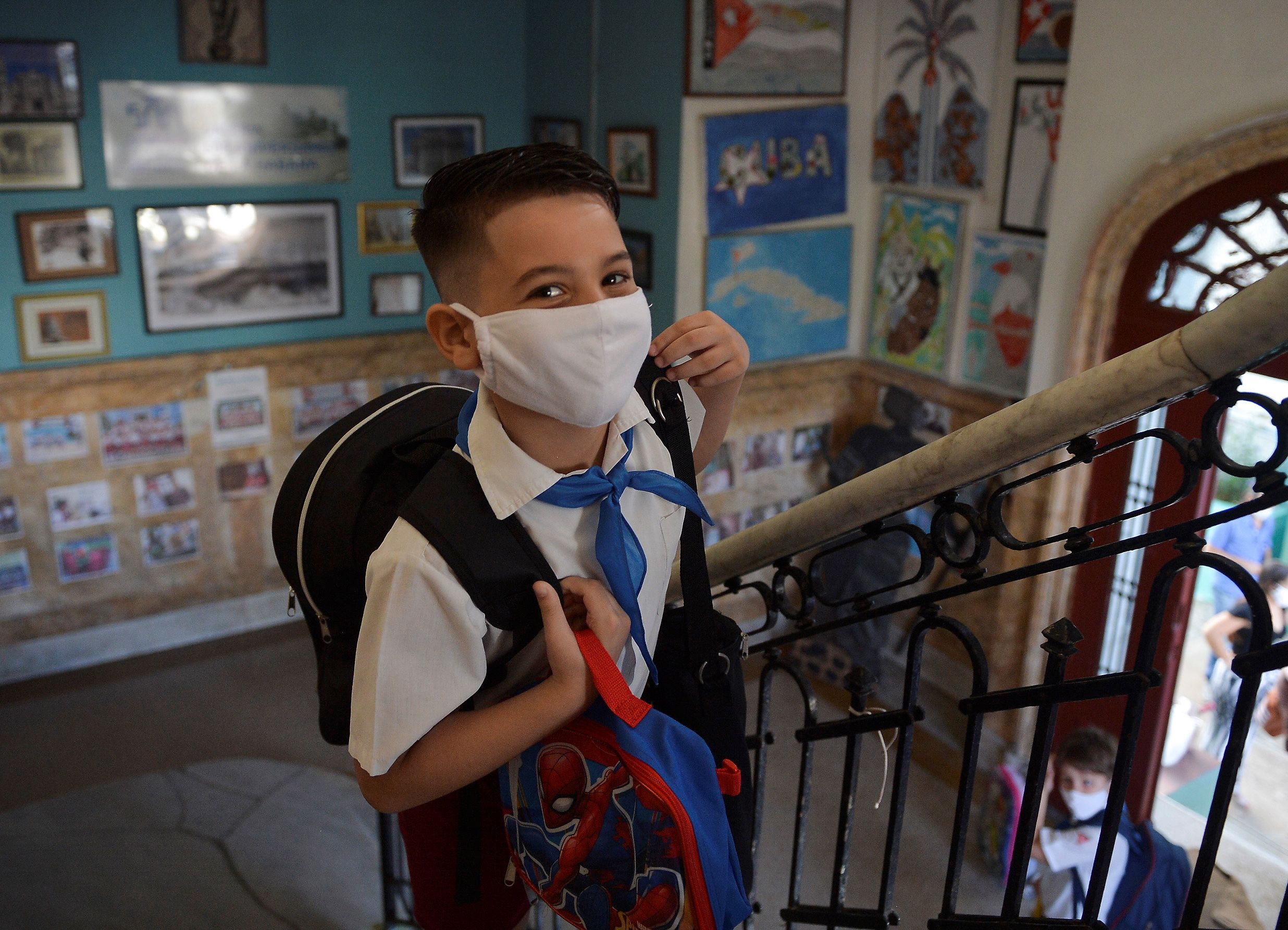 Seorang pelajar tiba di sekolahnya di Havana, Kuba.