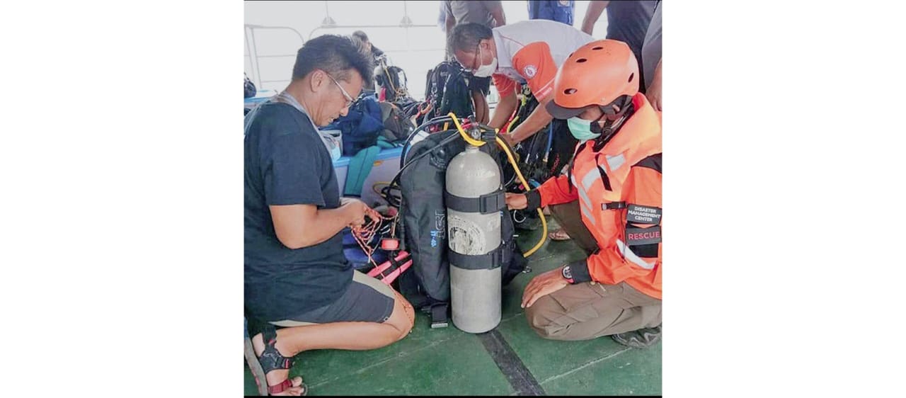 Tim penyelam bersiap melakukan penyelaman untuk mengevakuasi korban kecelakaan pesawat Sriwijaya Air SJ-182 di sekitar Pulau Laki.