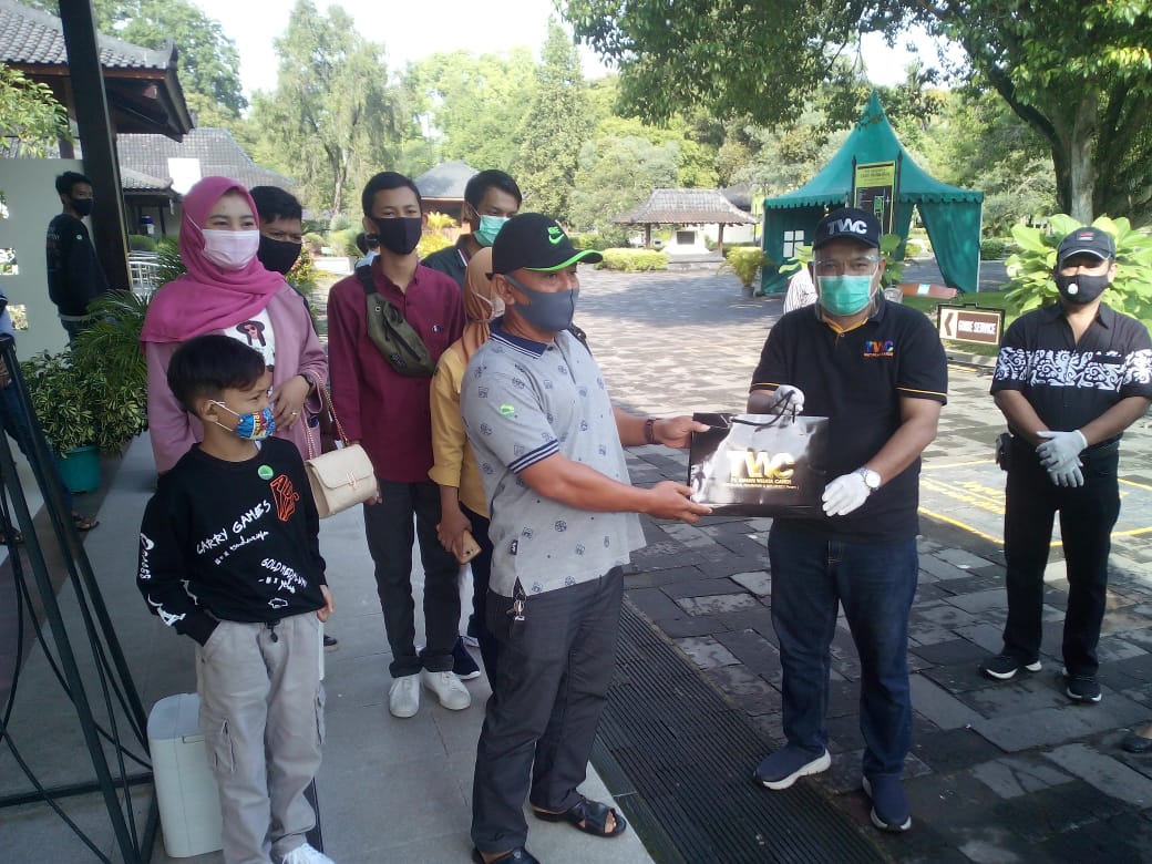 Keluarga Ali Mustofa asal Tangerang menjadi pengunjung pertama Candi Prambanan menerima bingkisan dari GM Unit Prambanan Aryono.