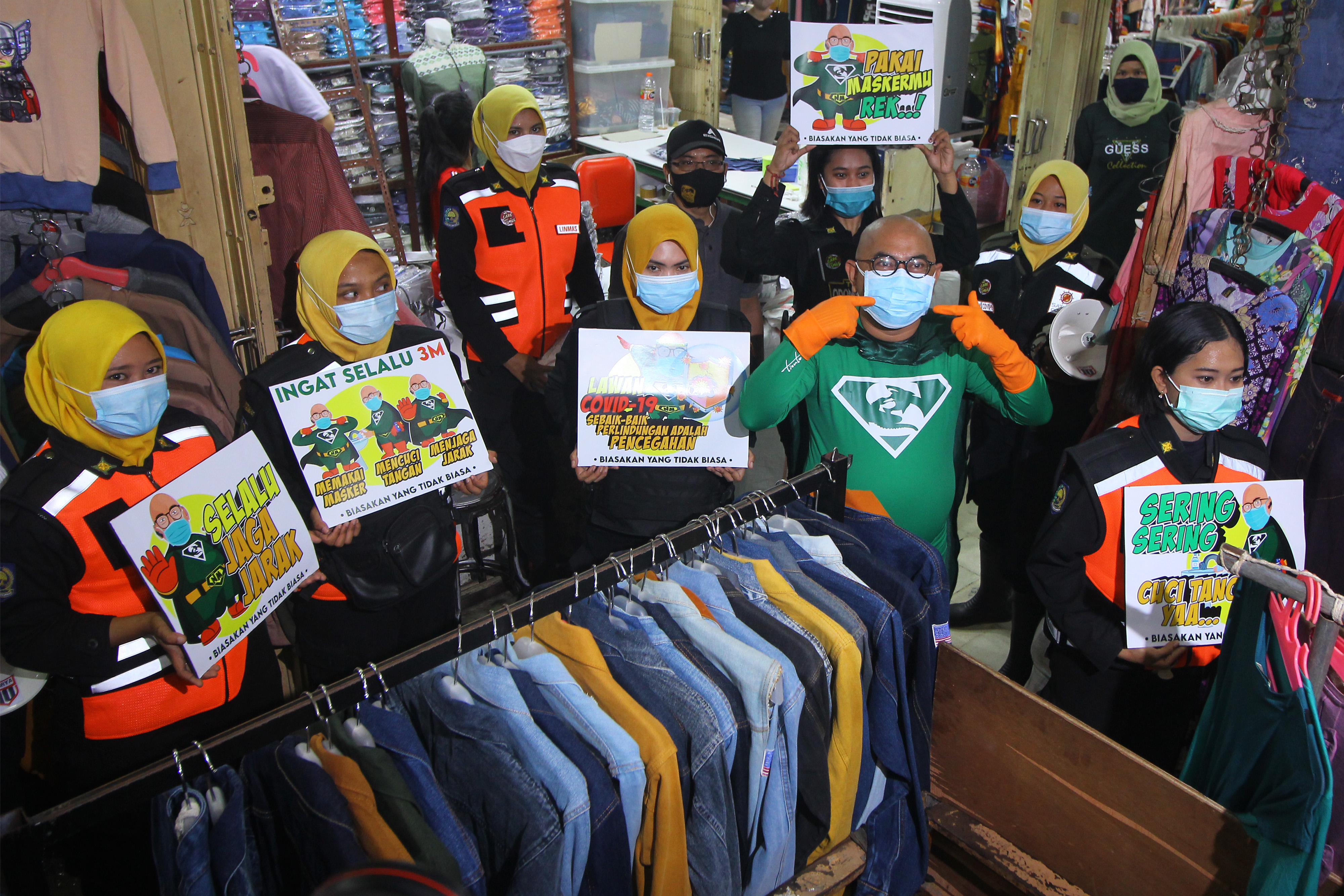 Camat Sawahan Surabaya melakukan sosialisasi penggunaan masker di Pasar Kapasan, Surabaya, Jawa Timur, Senin (4/1).