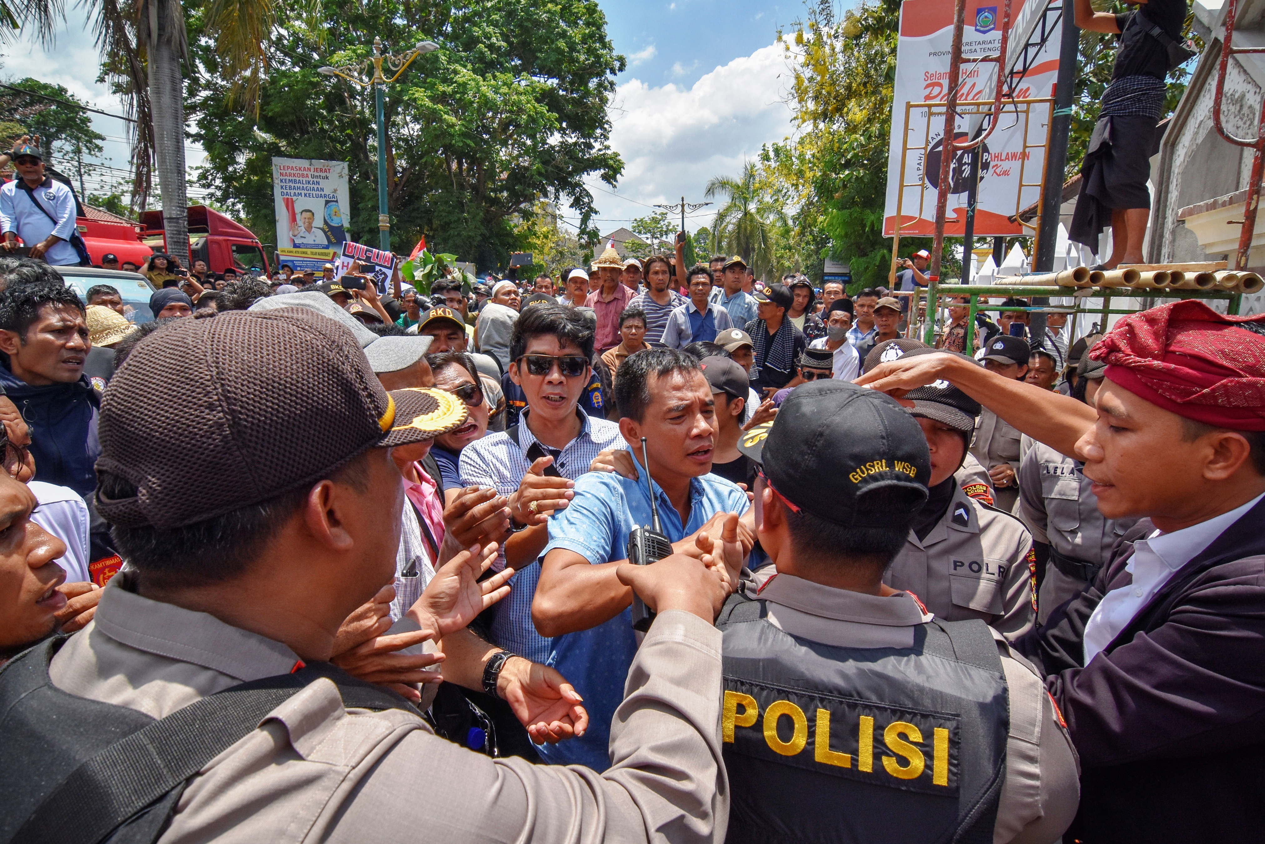 Sejumlah pengunjuk rasa melakukan aksi tolak perubahan nama Bandara Internasional Lombok (BIL) di Kantor DPRD Prov NTB beberapa waktu lalu.