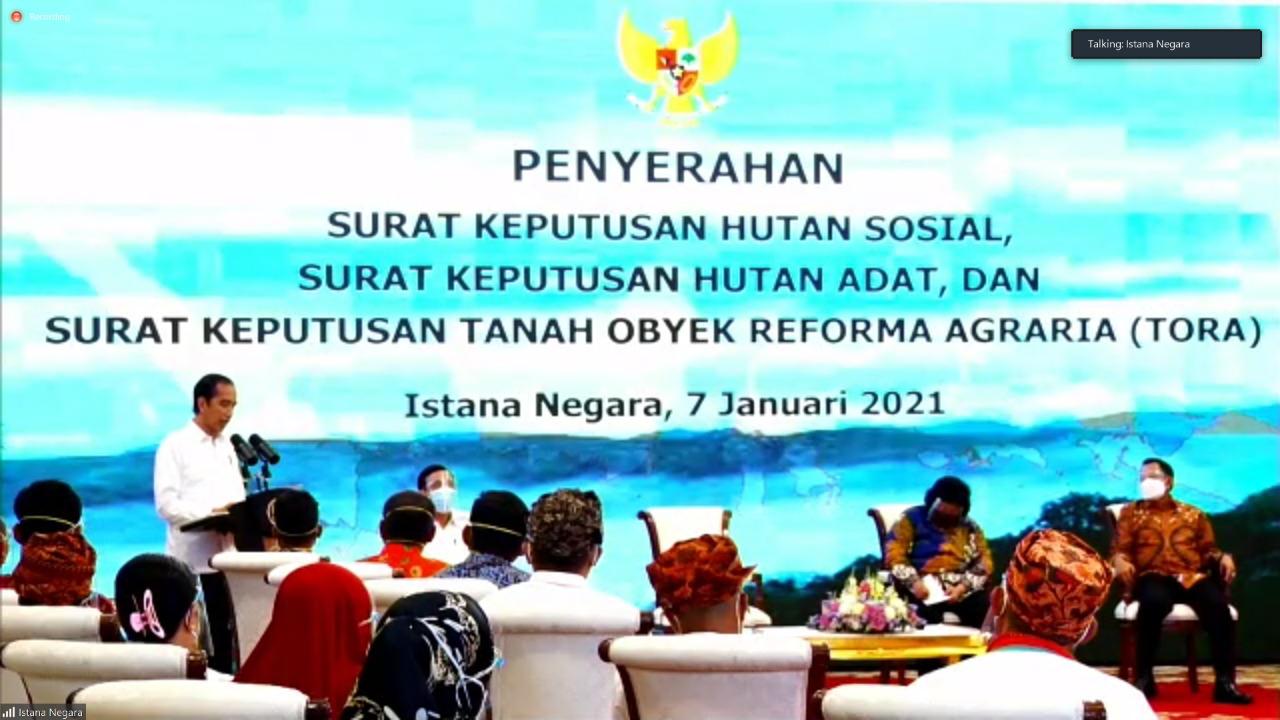 Presiden RI Joko Widodo, saat Penyerahan SK Hutan Sosial, Hutan Adat, dan TORA di Istana Negara Jakarta, Kamis (7/1).