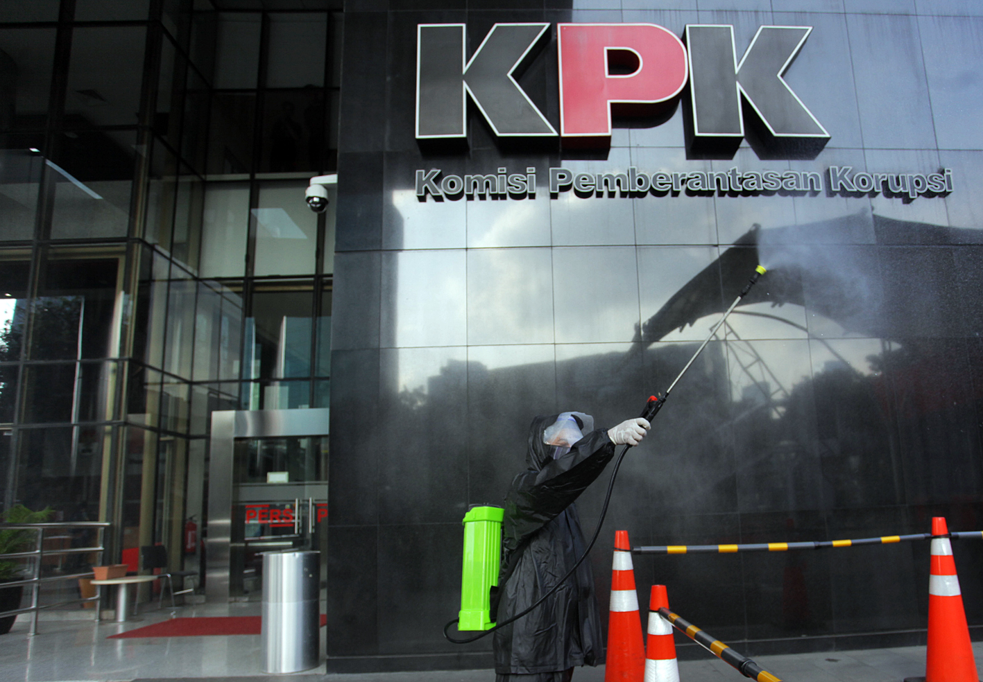 Petugas menyemprotkan cairan desinfektan di Gedung KPK, Jakarta.