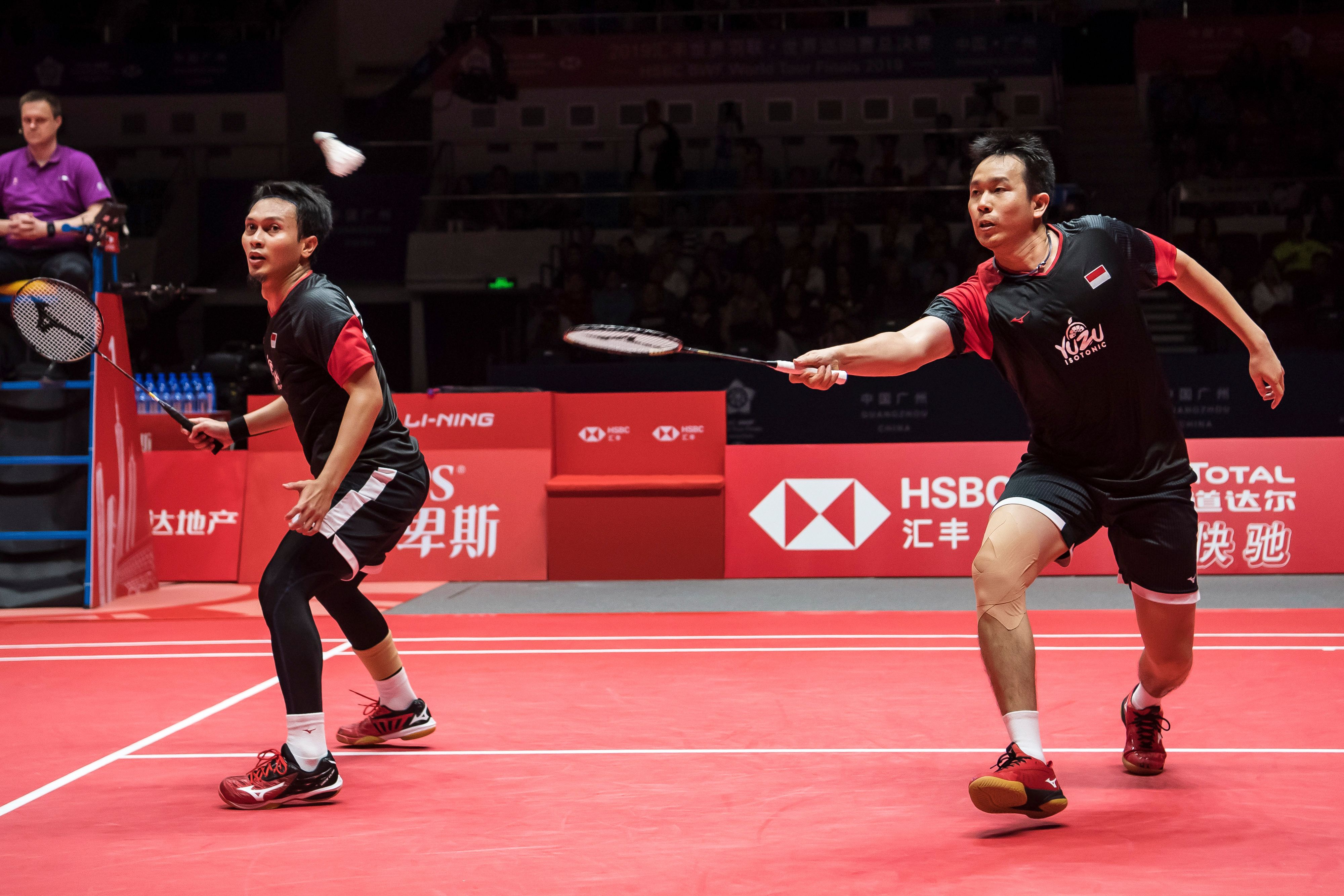  Ganda putra Mohammad Ahsan (kiri) dan Hendra Setiawan gagal meraih kemenangan kedua di babak penyisahan grup BWF World Tour Finals. 