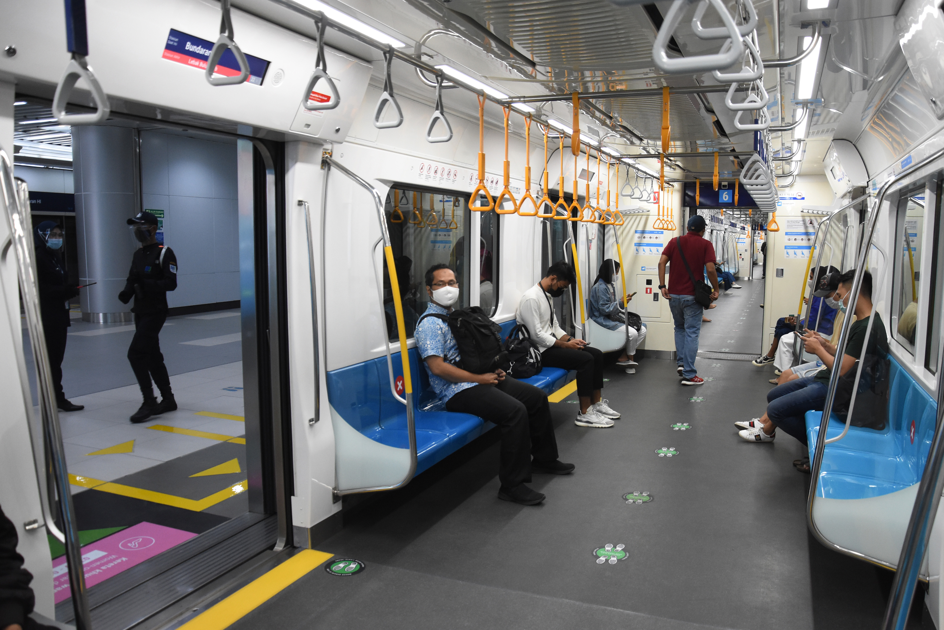 Pemprov DKI Jakarta melakukan pembatasan jam operasional transportasi umum hingga pukul 20.00 