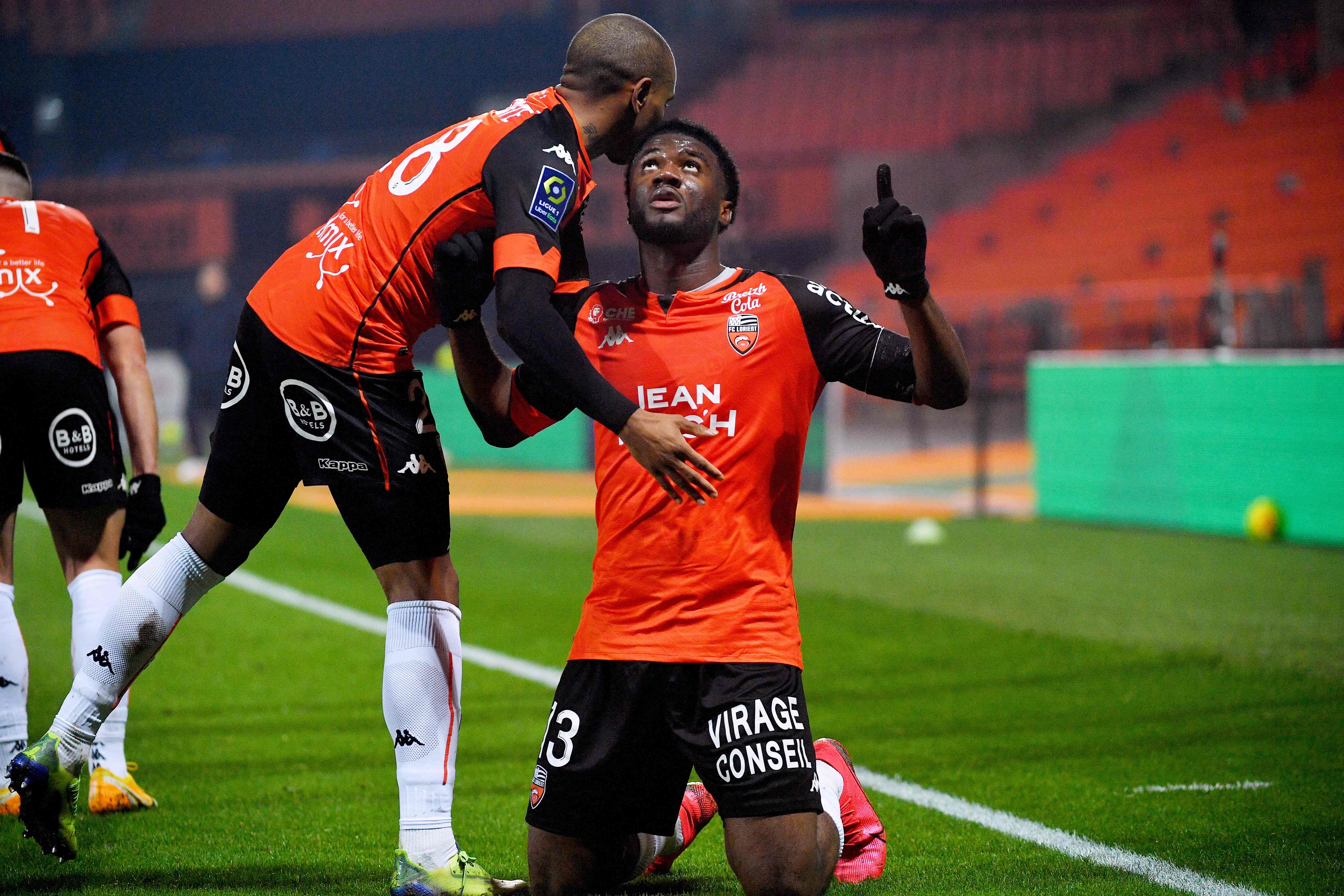 Pemain Lorient melakukan selebrasi usai mencetak gol ke gawang lawan.