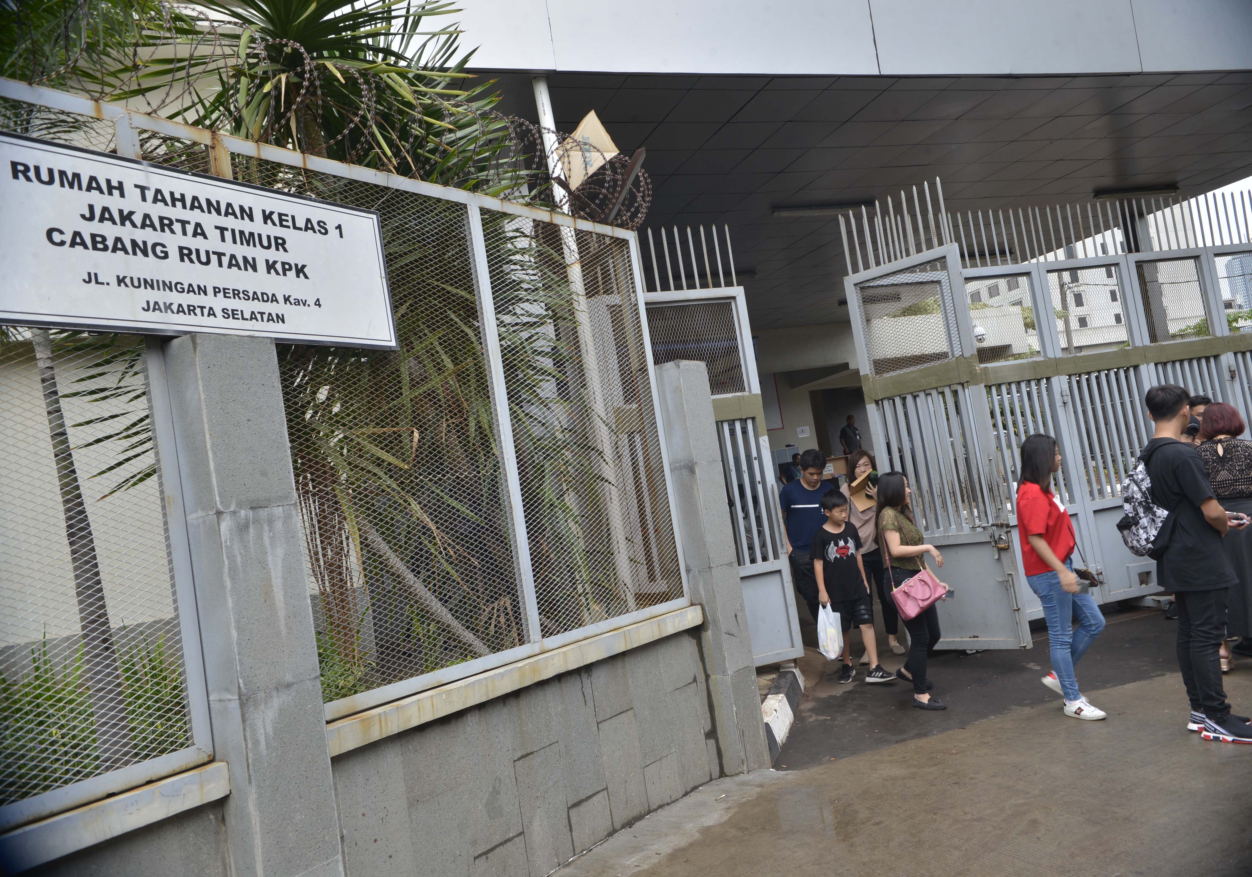 Keluarga meninggalkan rumah tahanan KPK setelah habis waktu besuk di Gedung Rutan Kelas I, Cabang Rutan KPK, Jakarta.
