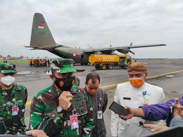 Danlanud Adi Soemarmo, Kol Nav I Nyoman Suadnyana,  Kadinso Jateng Harso Susilo dan Sekda Solo M Ahyani menjelaskan kepulangan pengungsi.