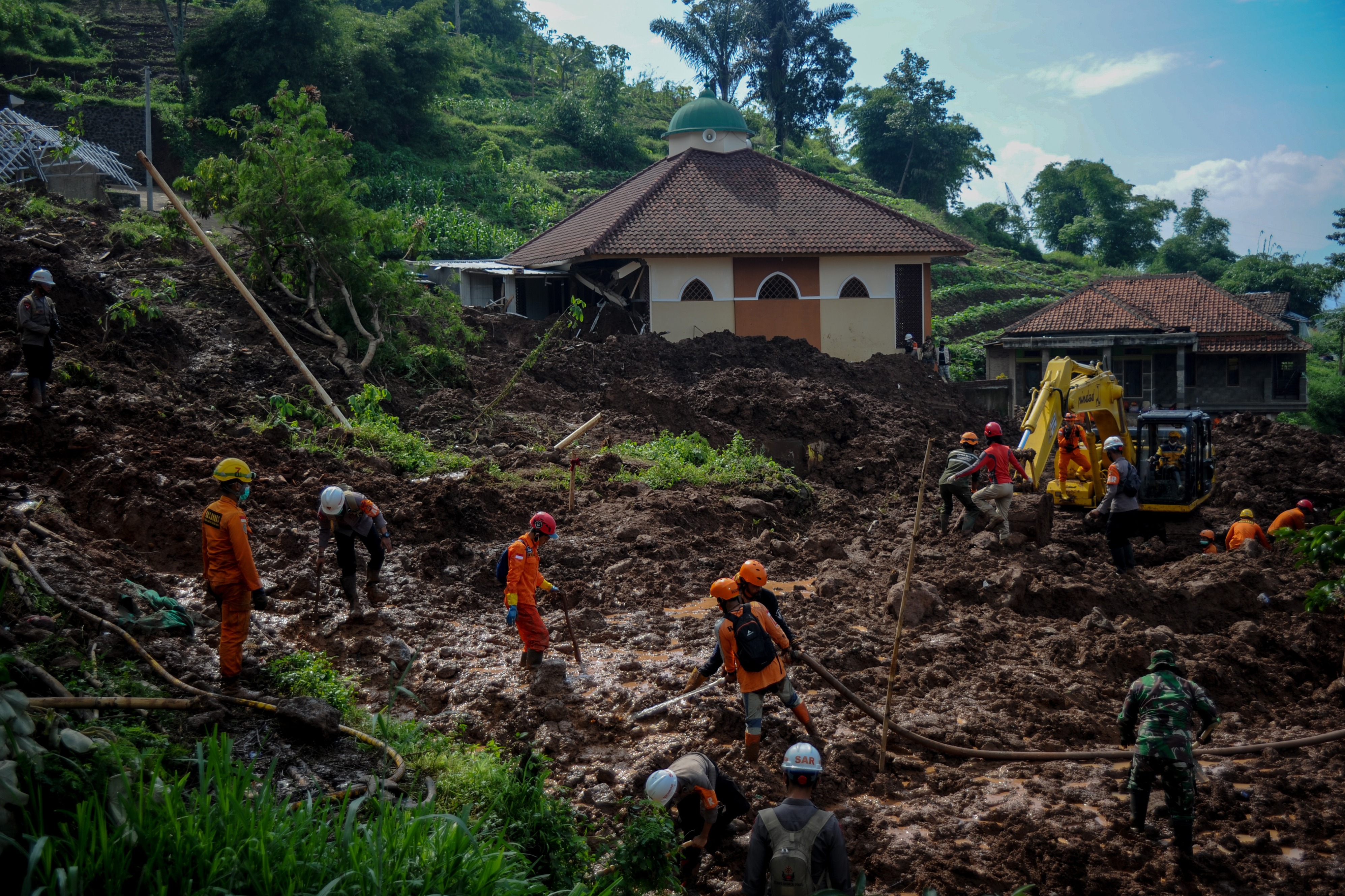 Anggota Basarnas, TNI/Polri, dan relawan mencari korban bencana tanah longsor di Cimanggung, Kabupaten Sumedang, Jawa Barat, Selasa (12/1).