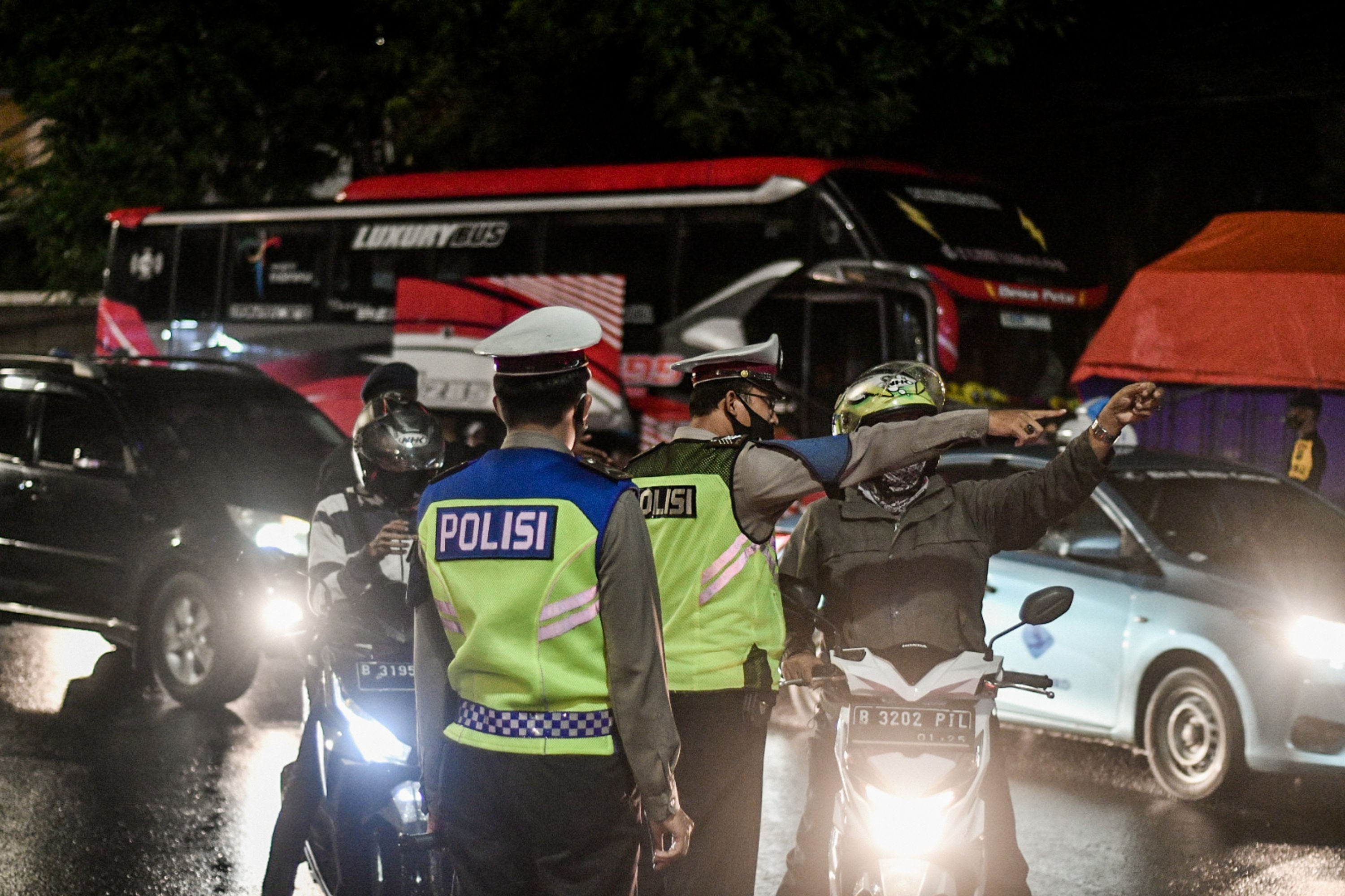 Petugas menutup ruas jalan Imam Bonjol, Jakarta Pusat, Kamis (31/12/2020).