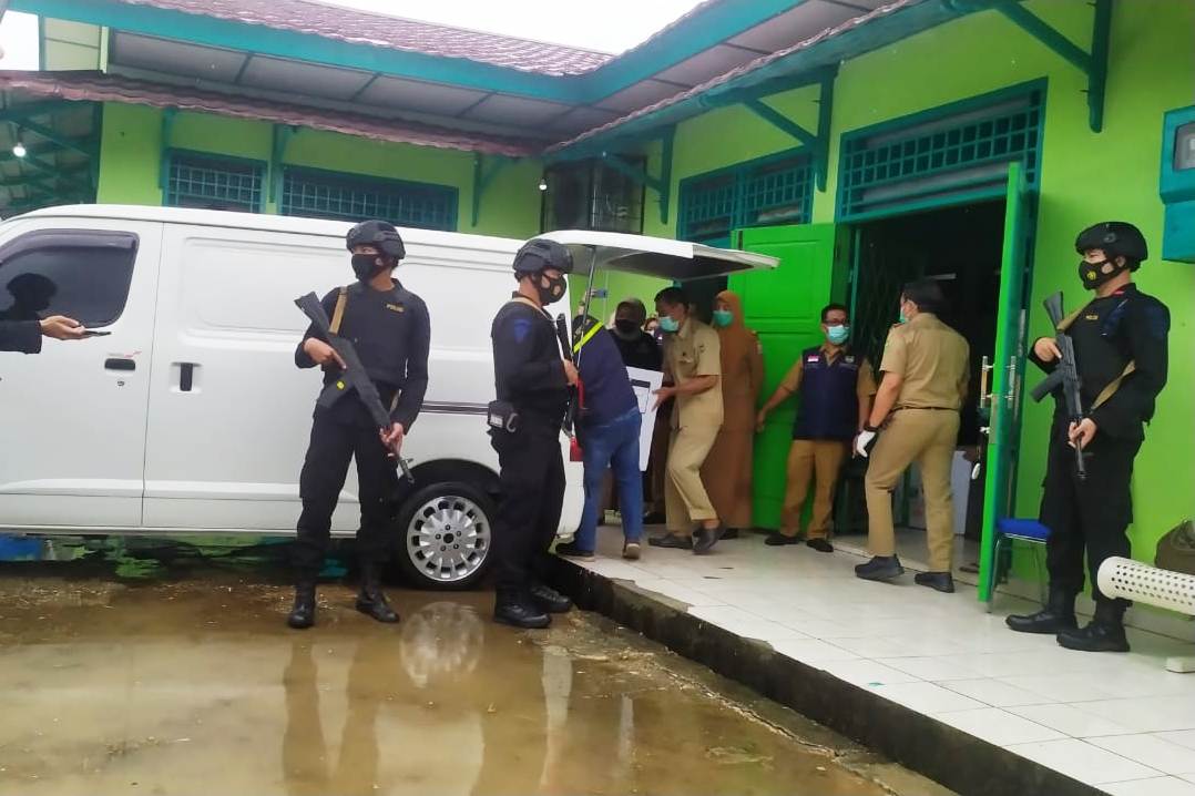 Suasana pendistribusian 30 ribu vaksin Covid-19 dari Pemprov Sumsel ke empat kabupaten dan kota di gudang penyimpanan Covid-19 di Palembang.